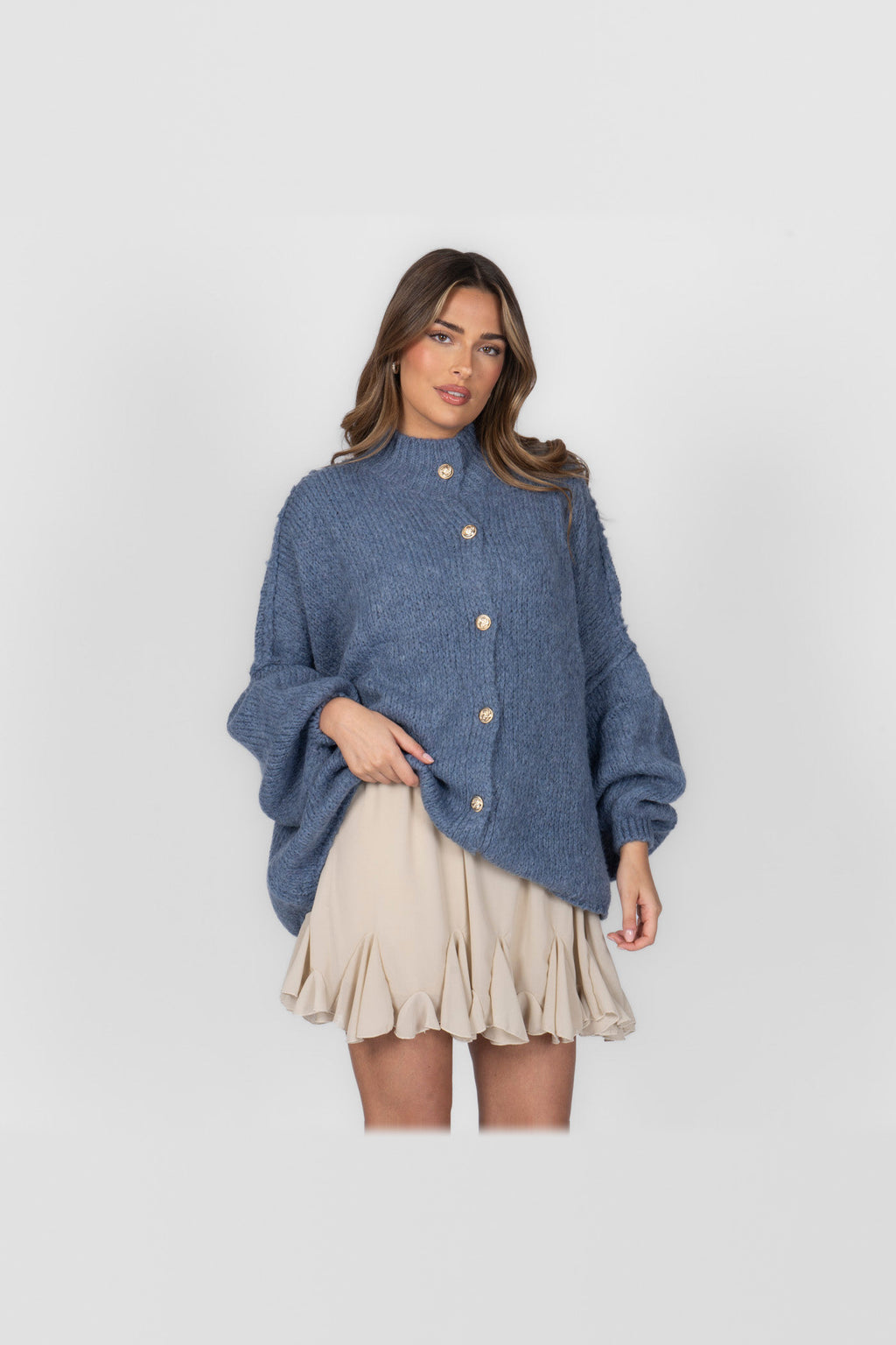 Cárdigan oversize de punto grueso con botones dorados en azul grisáceo