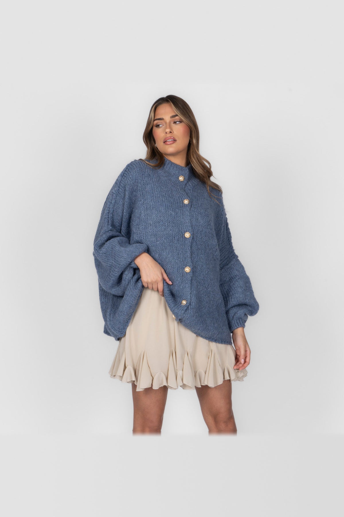 Cárdigan oversize de punto grueso con botones dorados en azul grisáceo
