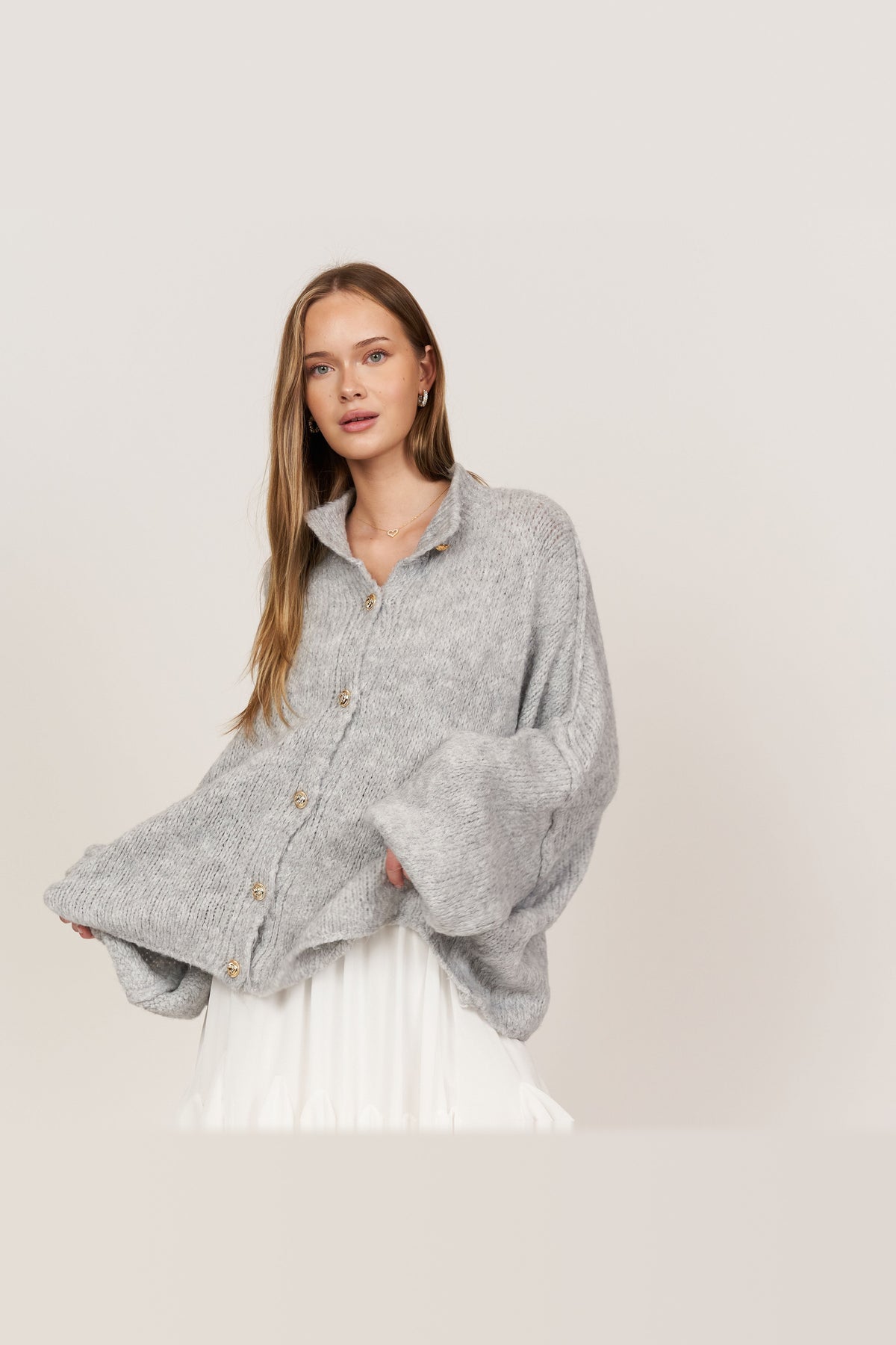 Cárdigan oversize de punto grueso con botones dorados en gris claro