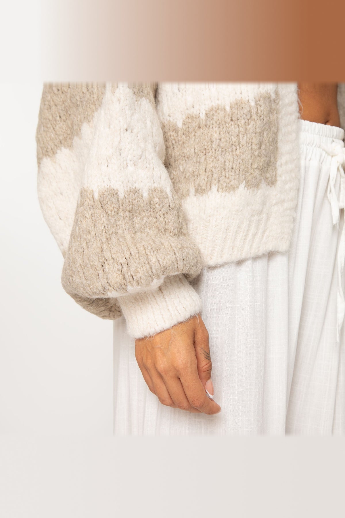 Cárdigan oversize de rayas anchas en beige