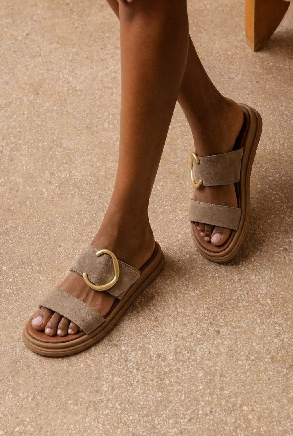 Sandalias de ante de tiras anchas en taupe