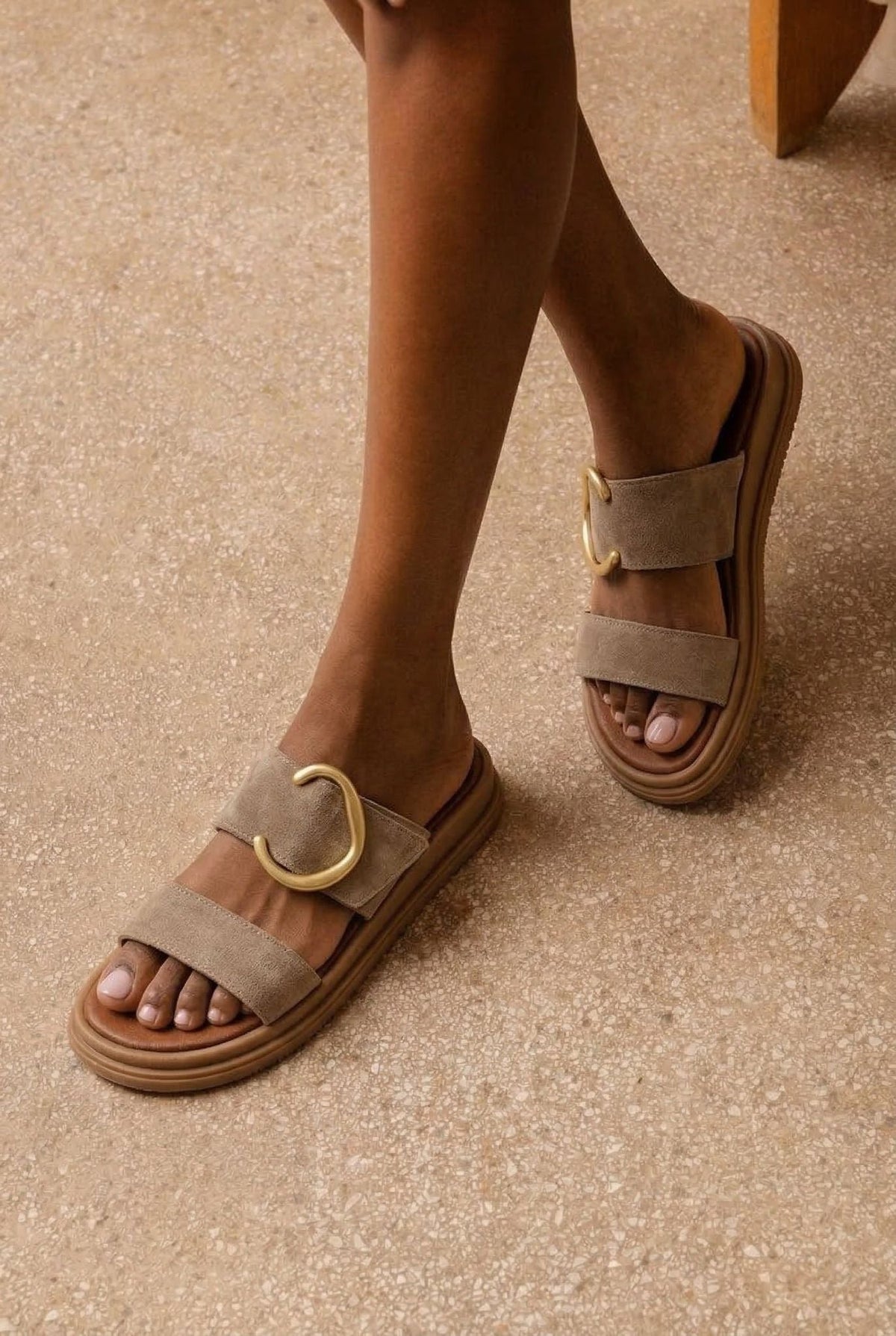 Sandalias de ante de tiras anchas en taupe