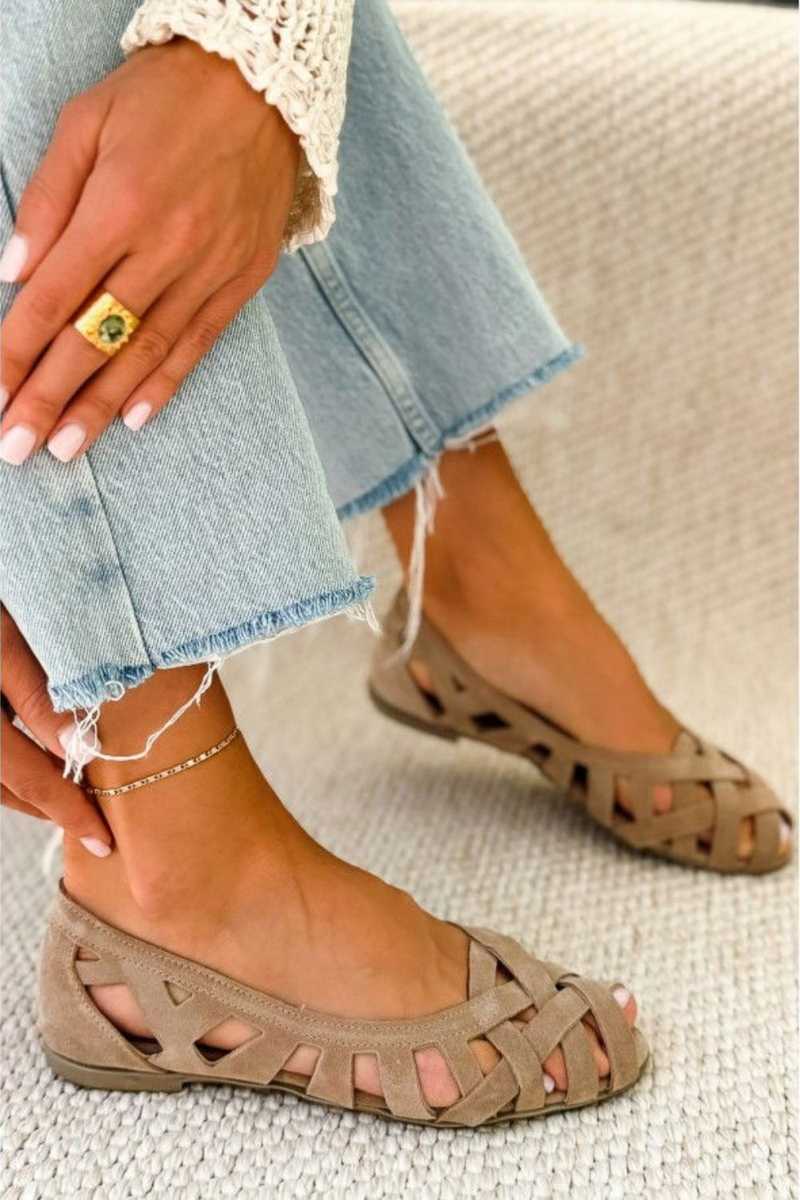 Sandalias planas de tiras trenzadas en beige