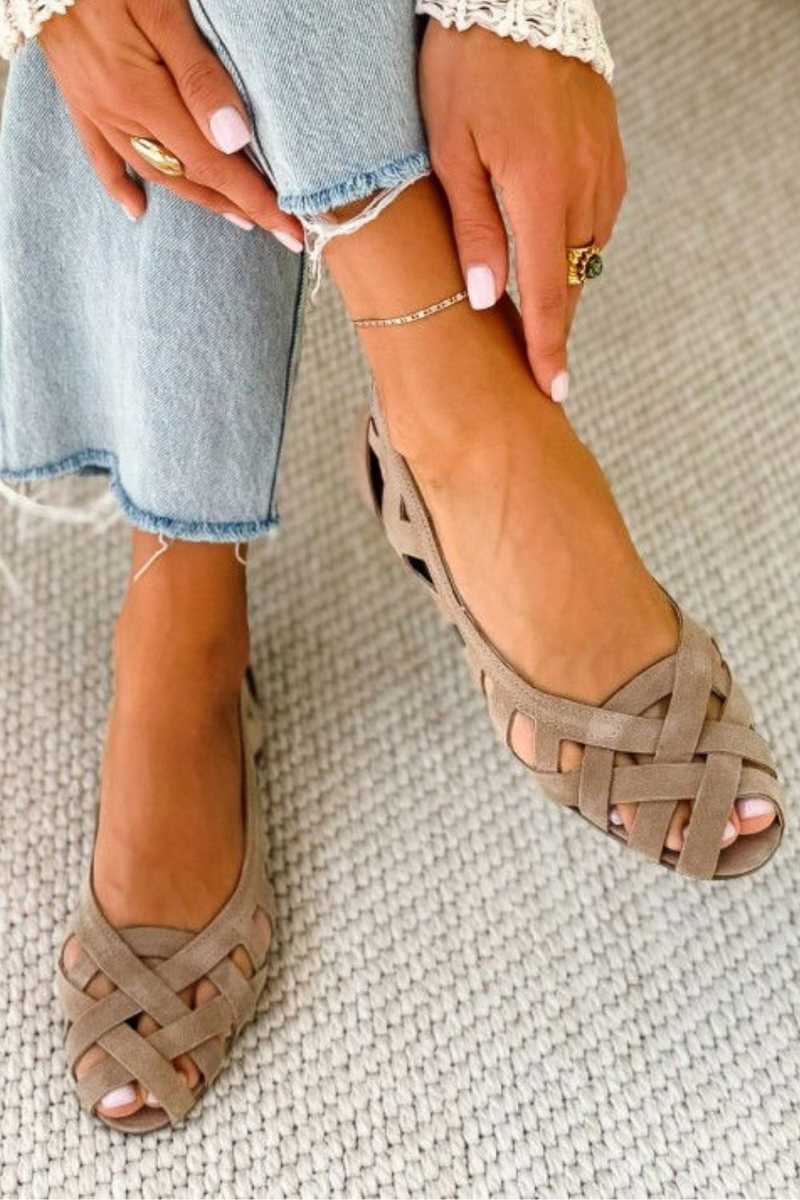Sandalias planas de tiras trenzadas en beige