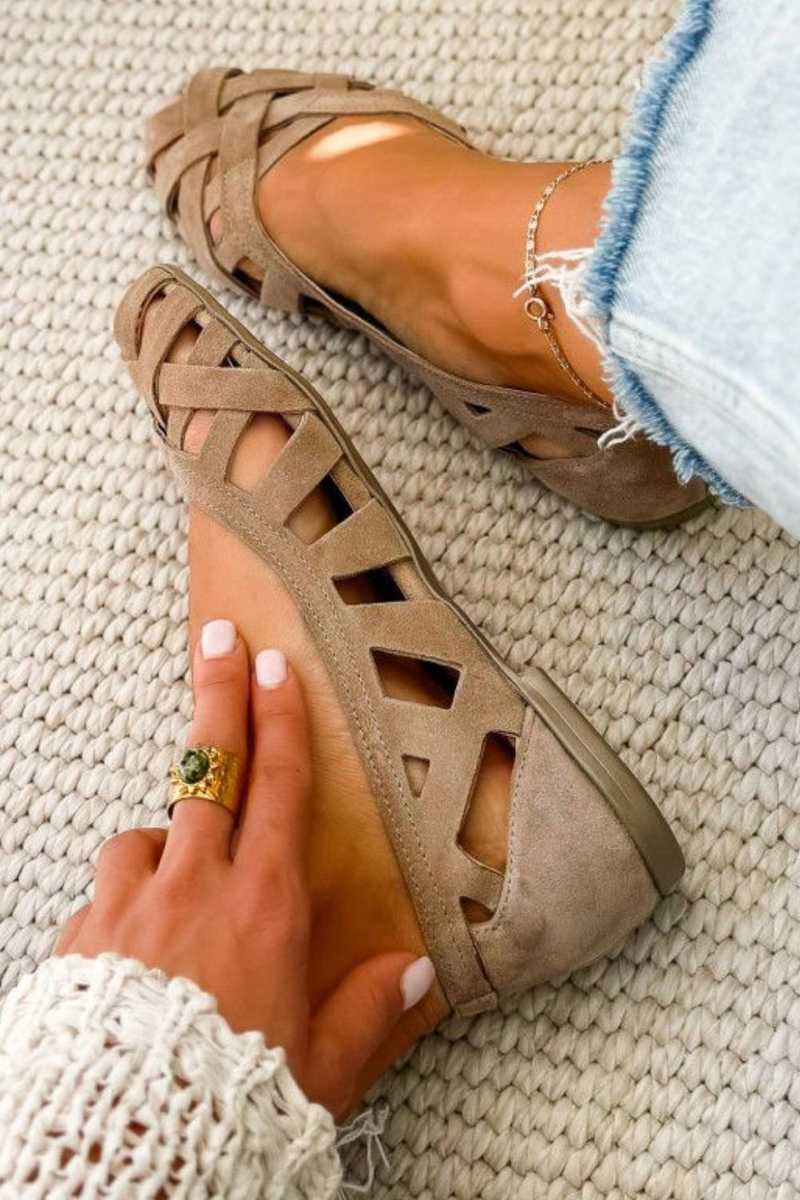 Sandalias planas de tiras trenzadas en beige