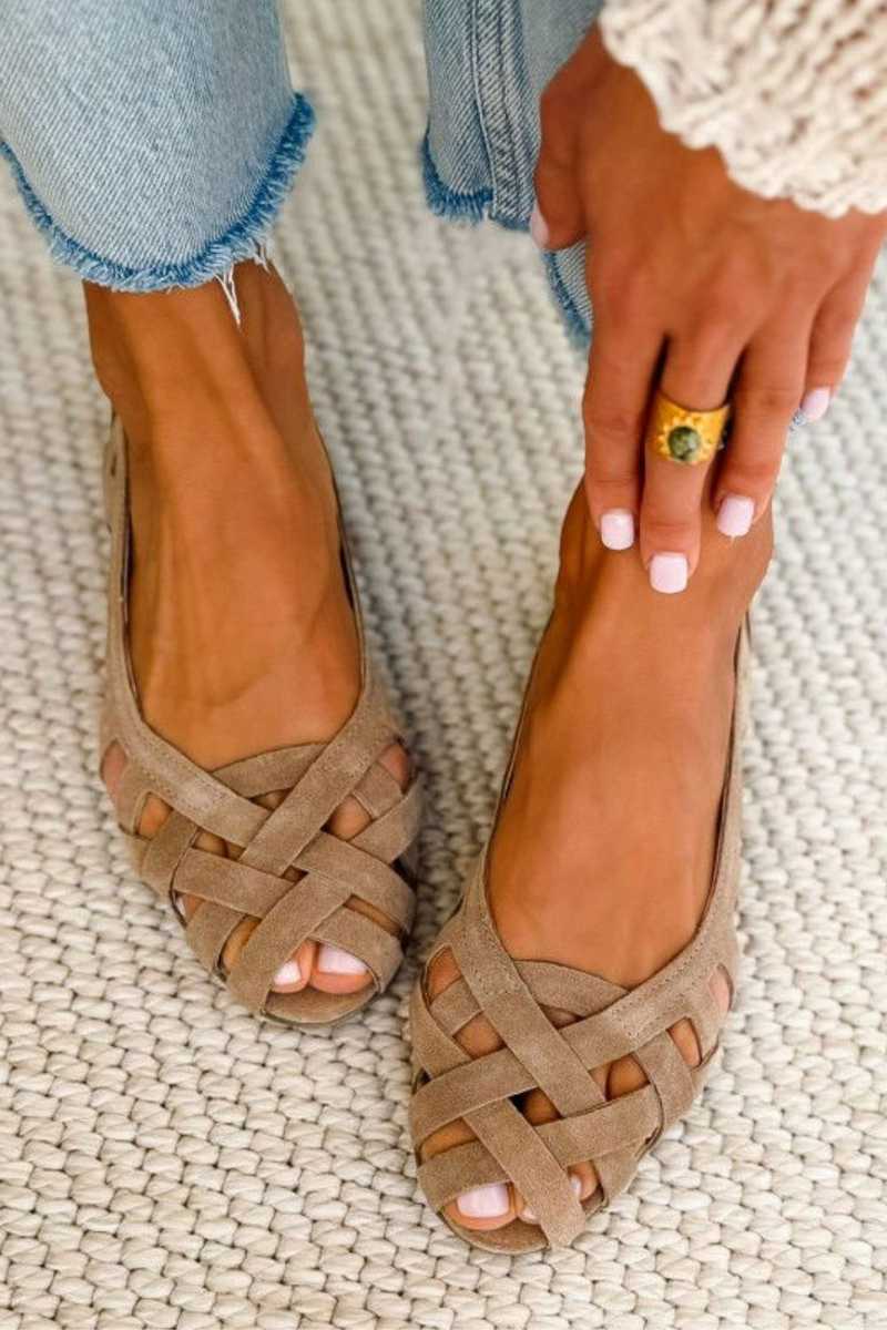 Sandalias planas de tiras trenzadas en beige