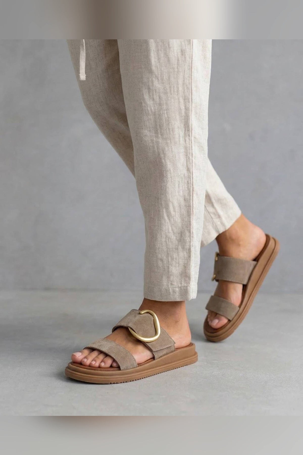 Sandalias de ante de tiras anchas en taupe