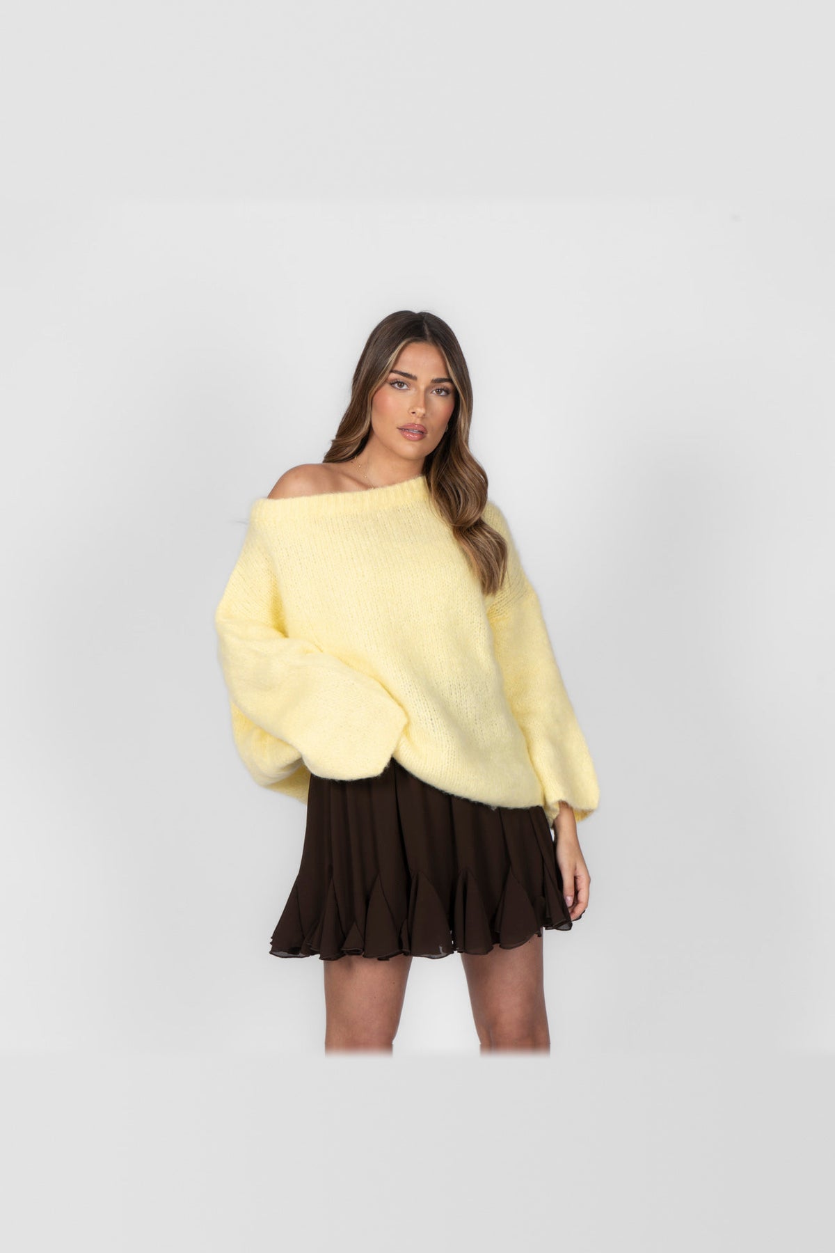 Jersey de punto con hombros al aire en amarillo claro