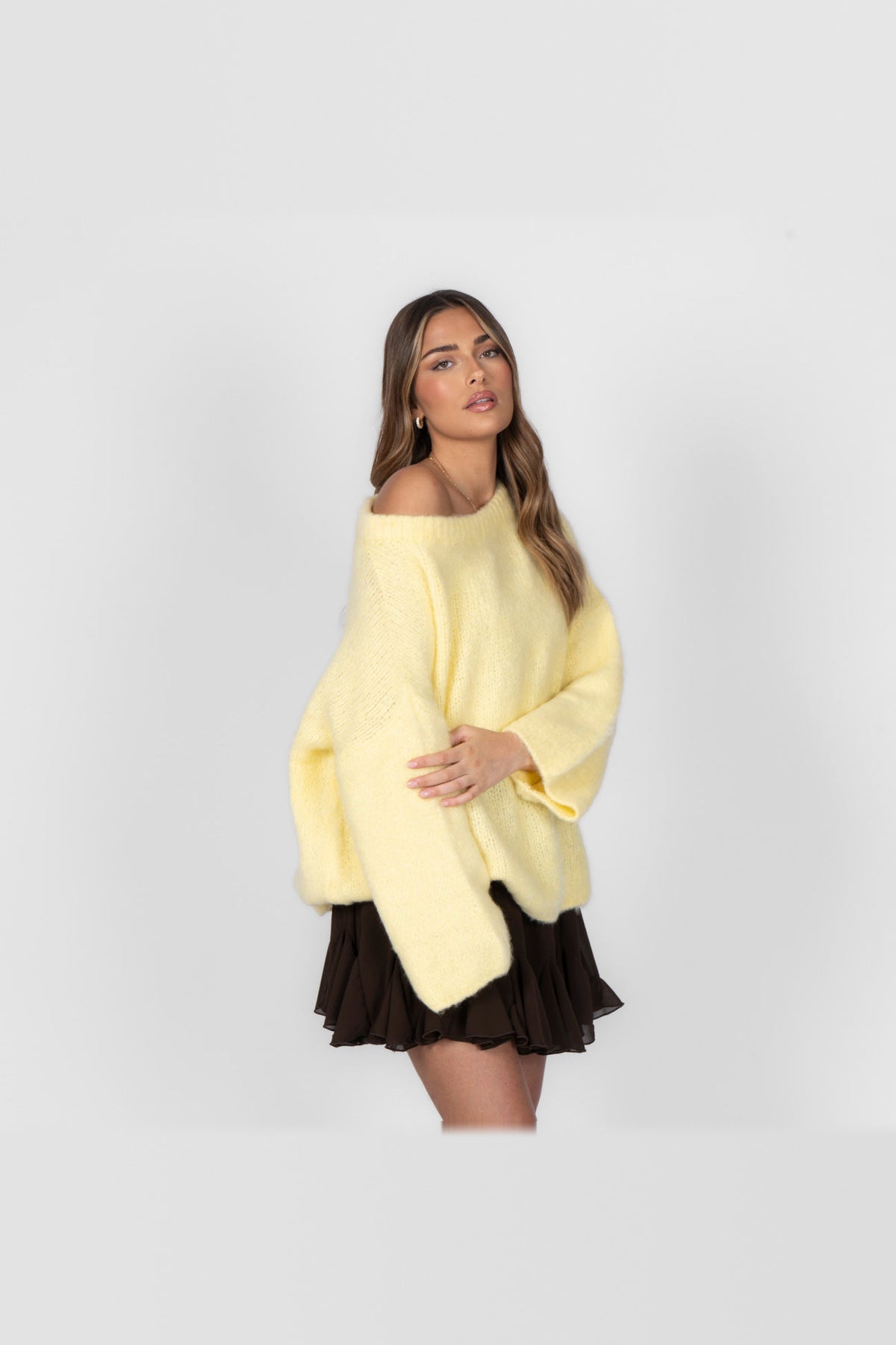 Jersey de punto con hombros al aire en amarillo claro