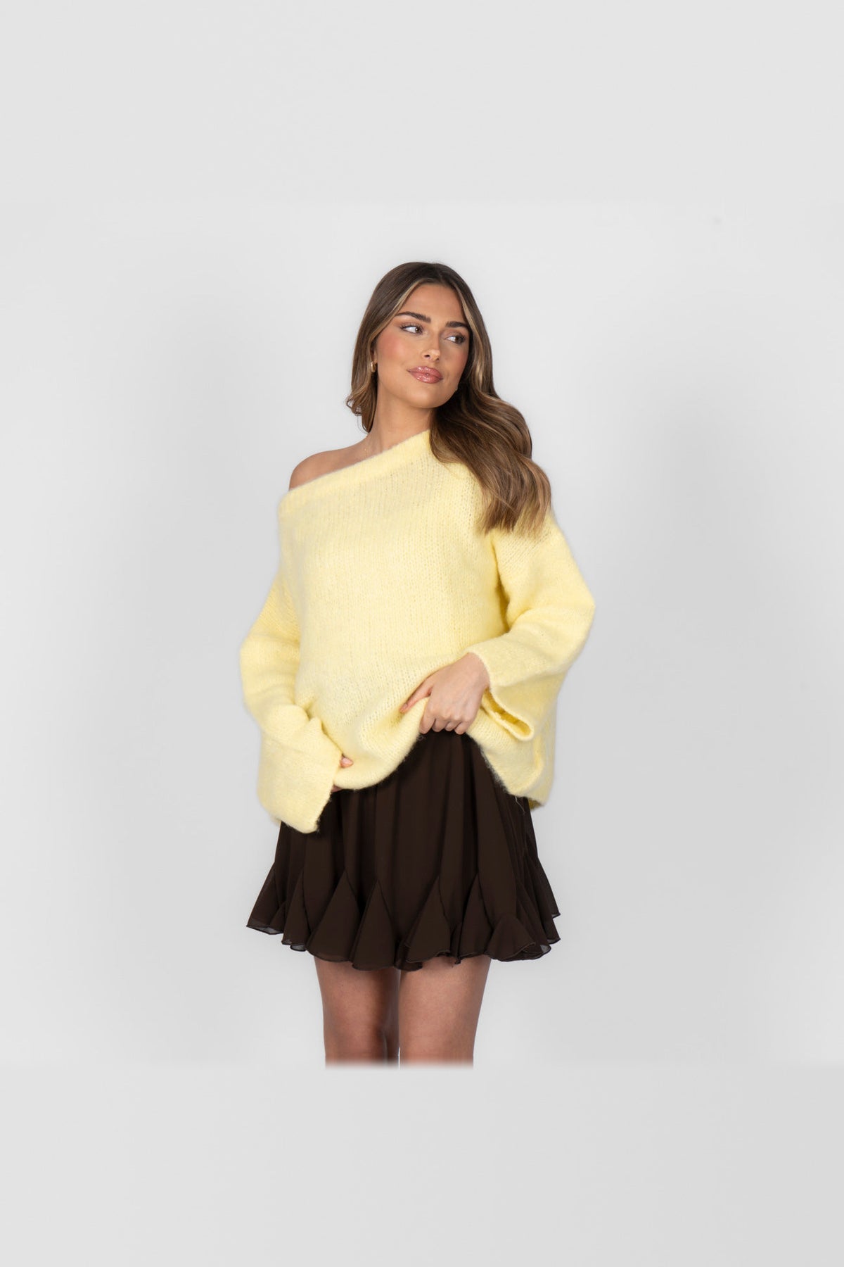 Jersey de punto con hombros al aire en amarillo claro