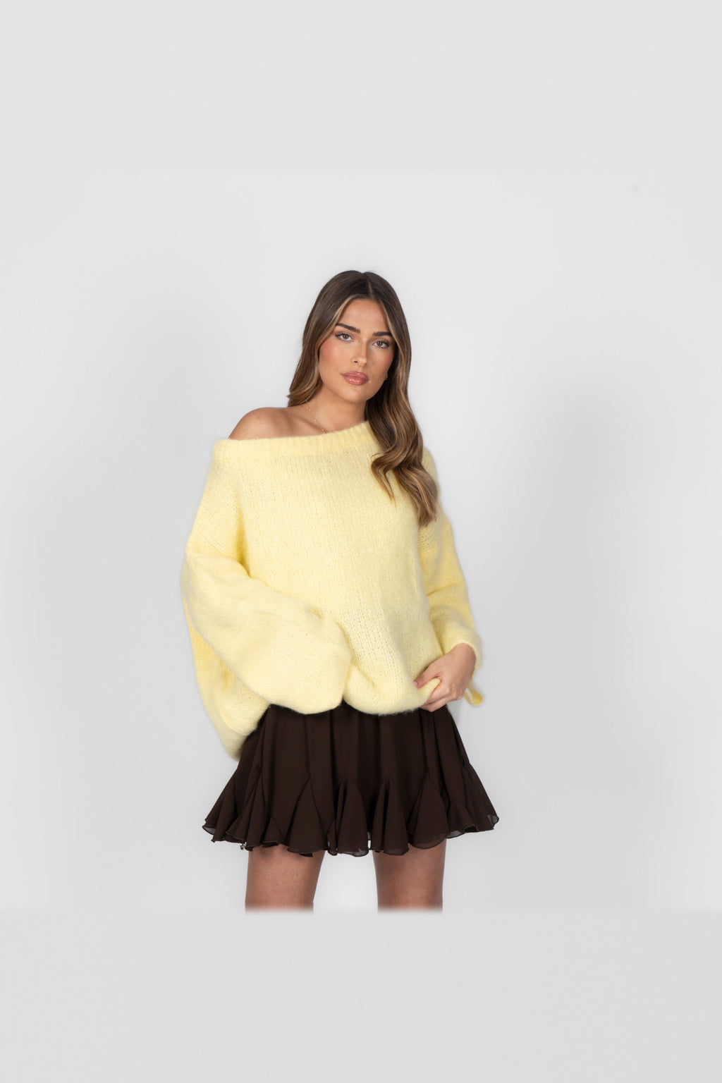 Jersey de punto con hombros al aire en amarillo claro