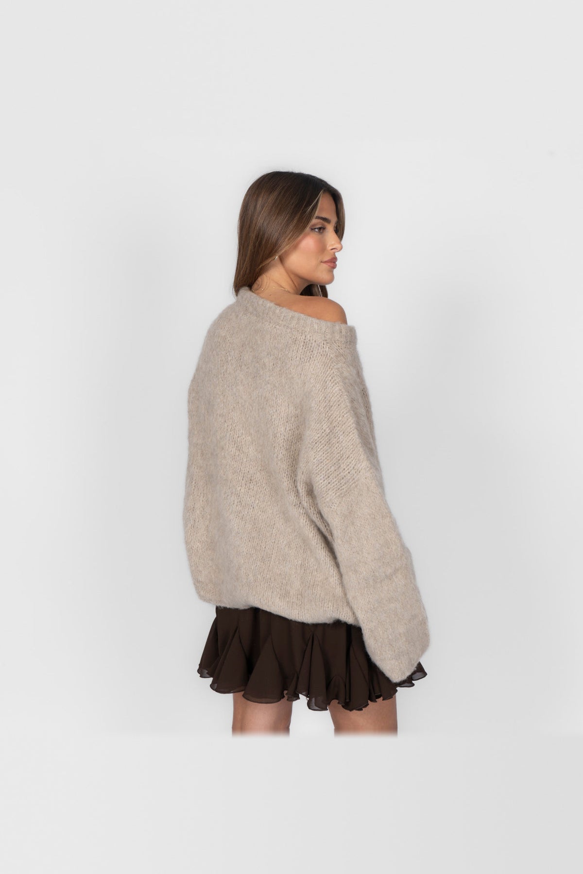 Jersey de punto con hombros al aire en beige