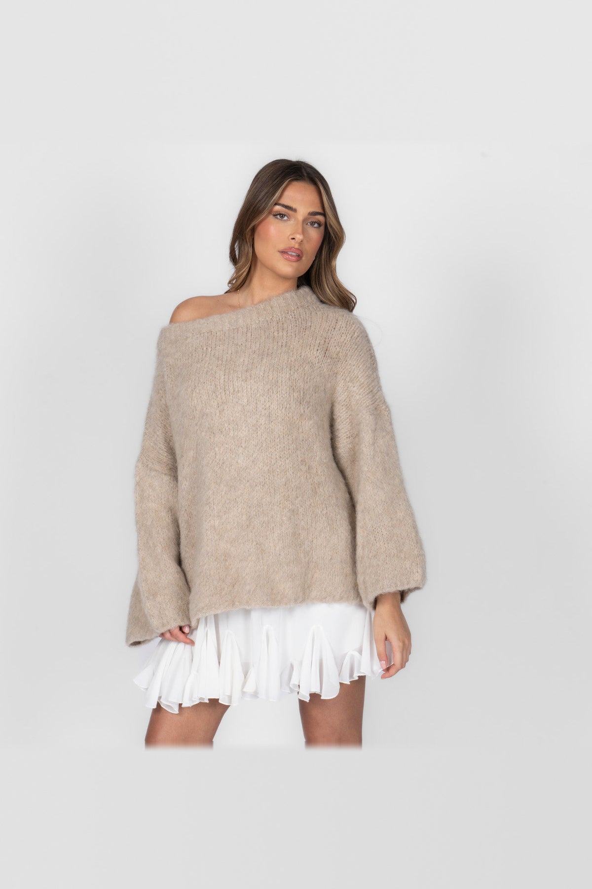 Jersey de punto con hombros al aire en beige