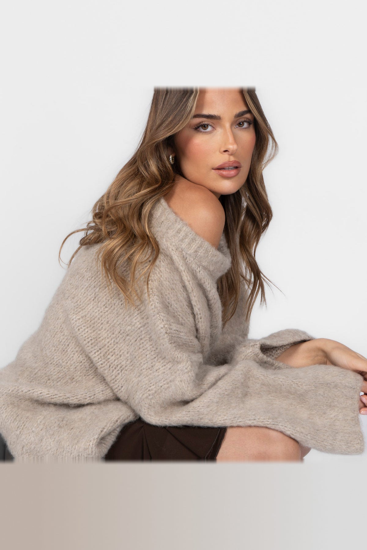 Jersey de punto con hombros al aire en beige