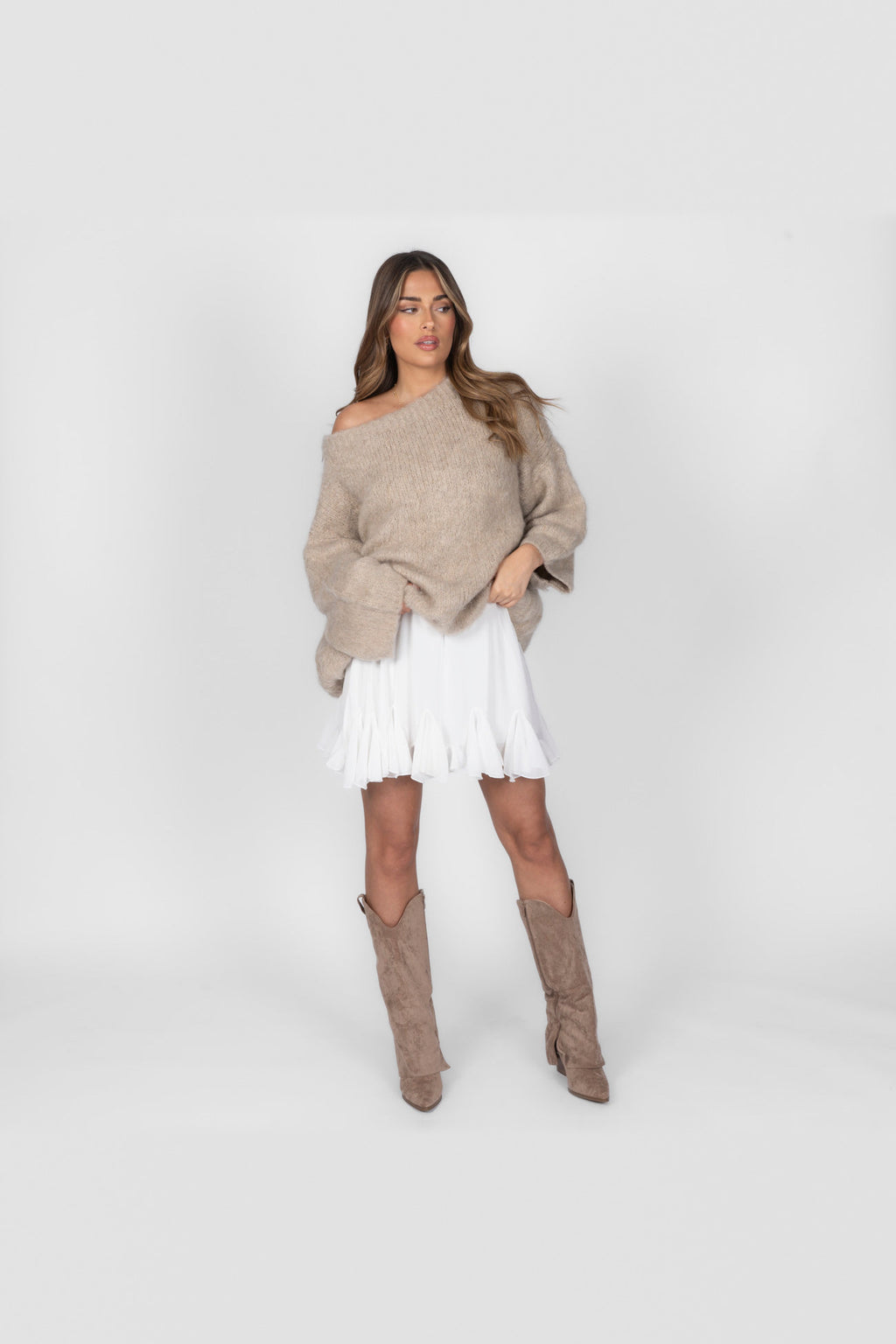 Jersey de punto con hombros al aire en beige