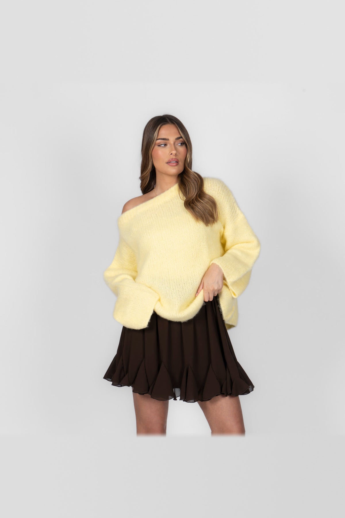 Jersey de punto con hombros al aire en amarillo claro