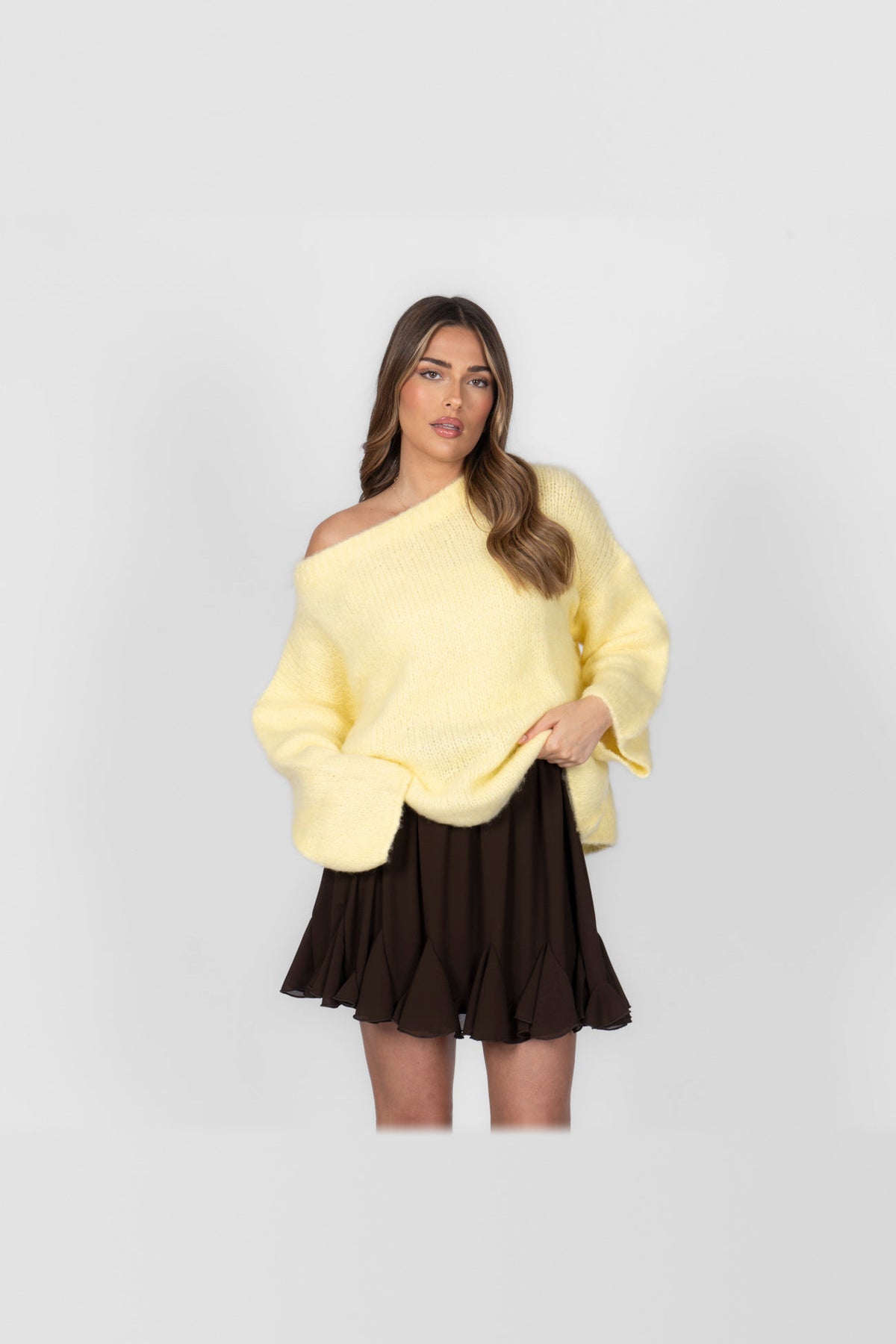 Jersey de punto con hombros al aire en amarillo claro