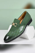 Mocasín de piel y ante con hebilla dorada en verde
