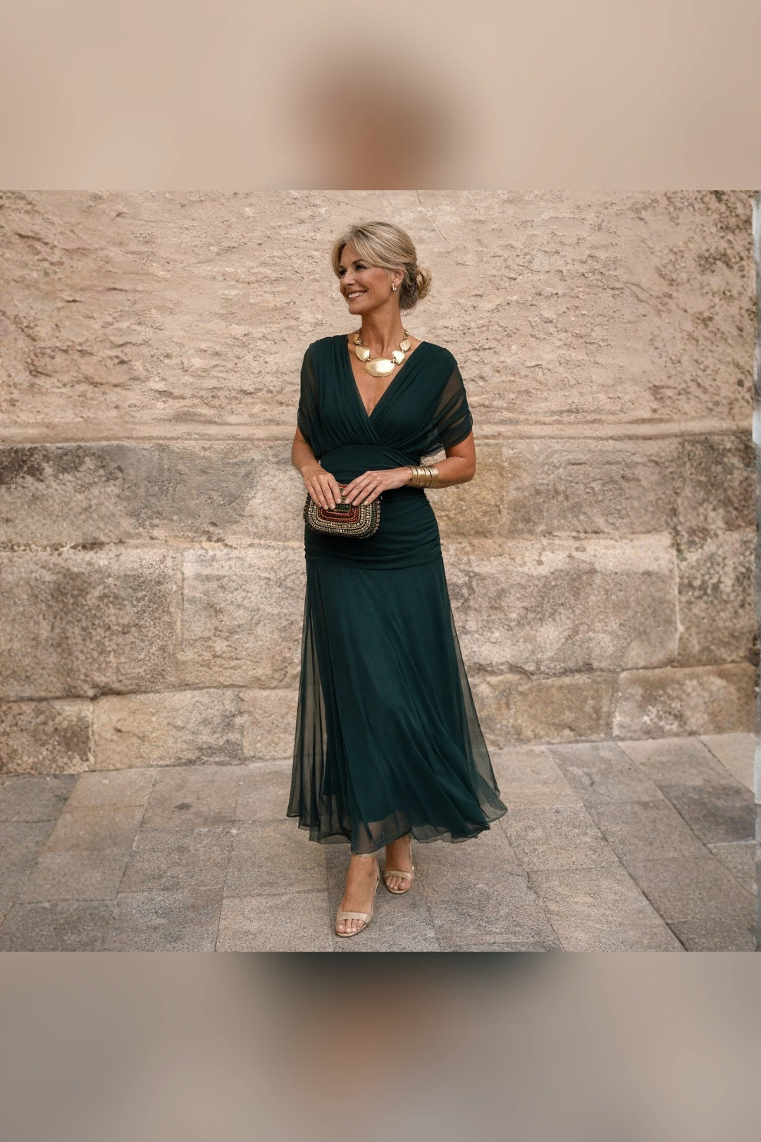 Vestido largo de hombros descubiertos en verde oscuro