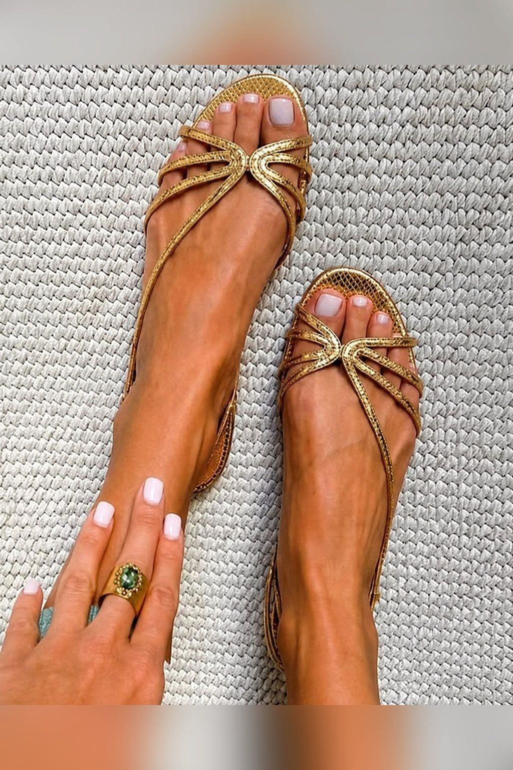 Sandalias de tiras metalizadas en dorado