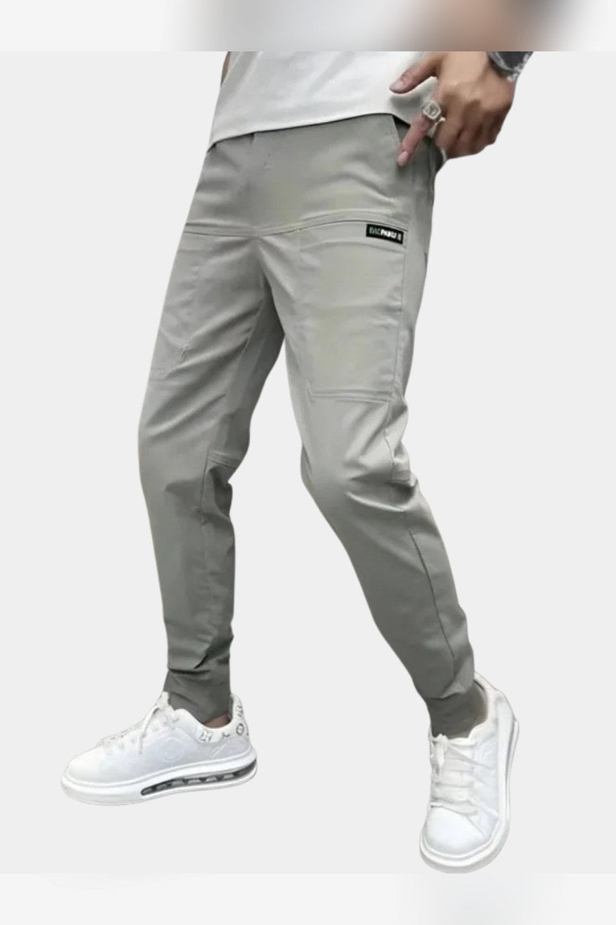 Pantalón cargo elástico en gris claro