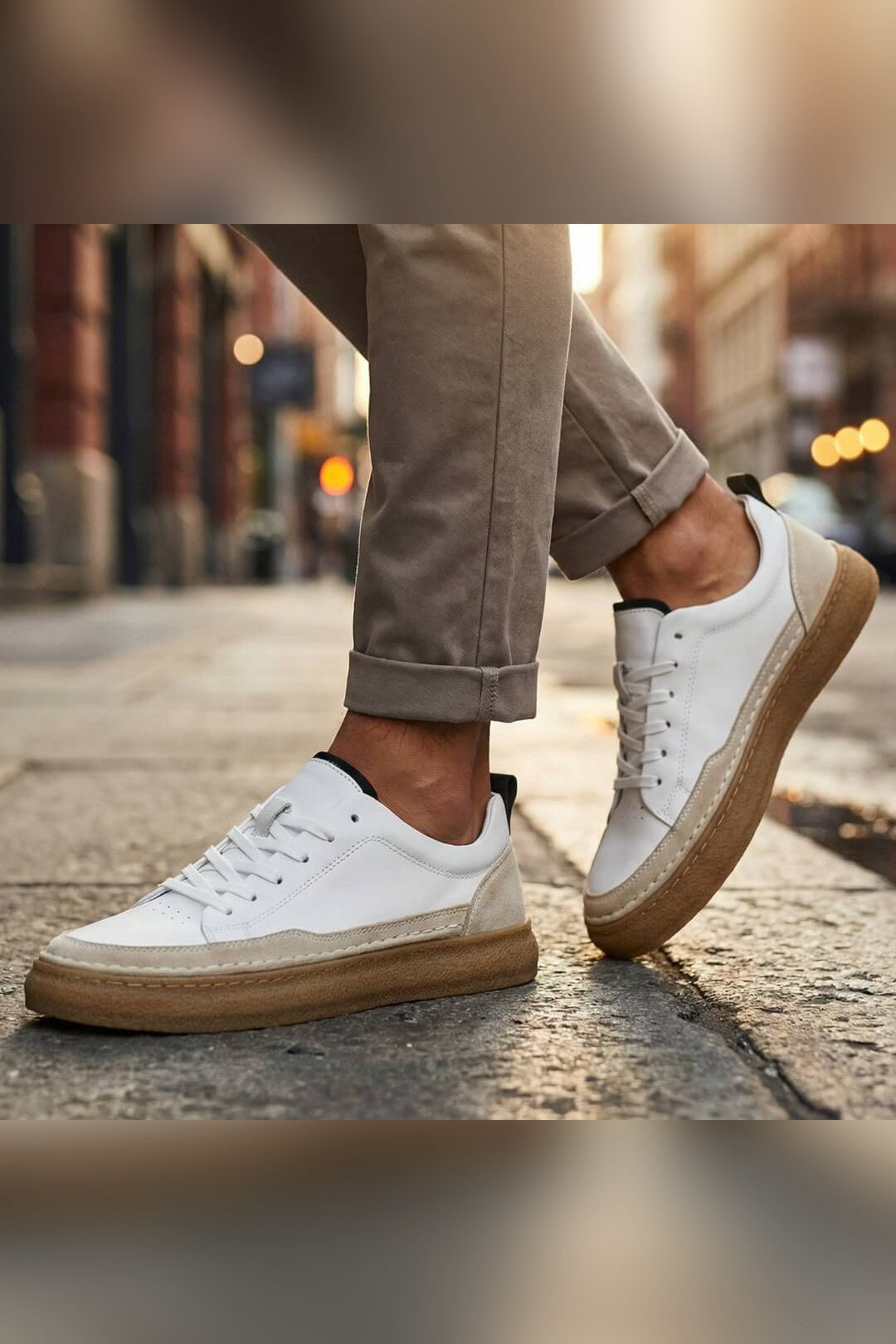Zapatilla de piel cosida a mano en blanco