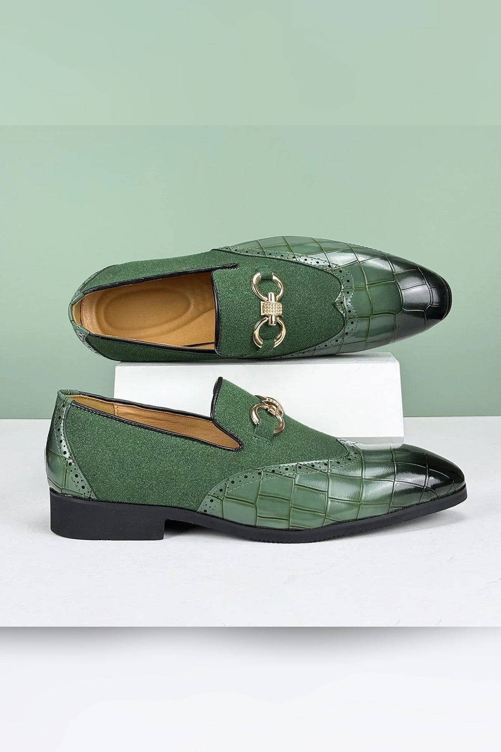 Mocasín de piel y ante con hebilla dorada en verde