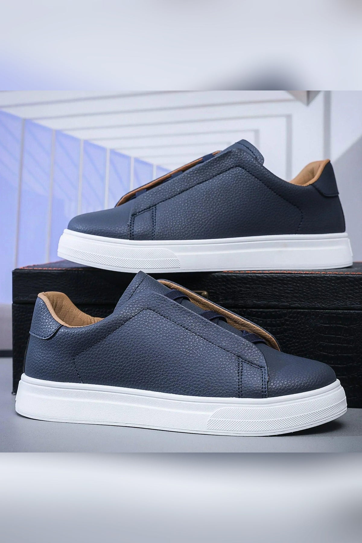 Zapatilla de piel sin cordones en azul