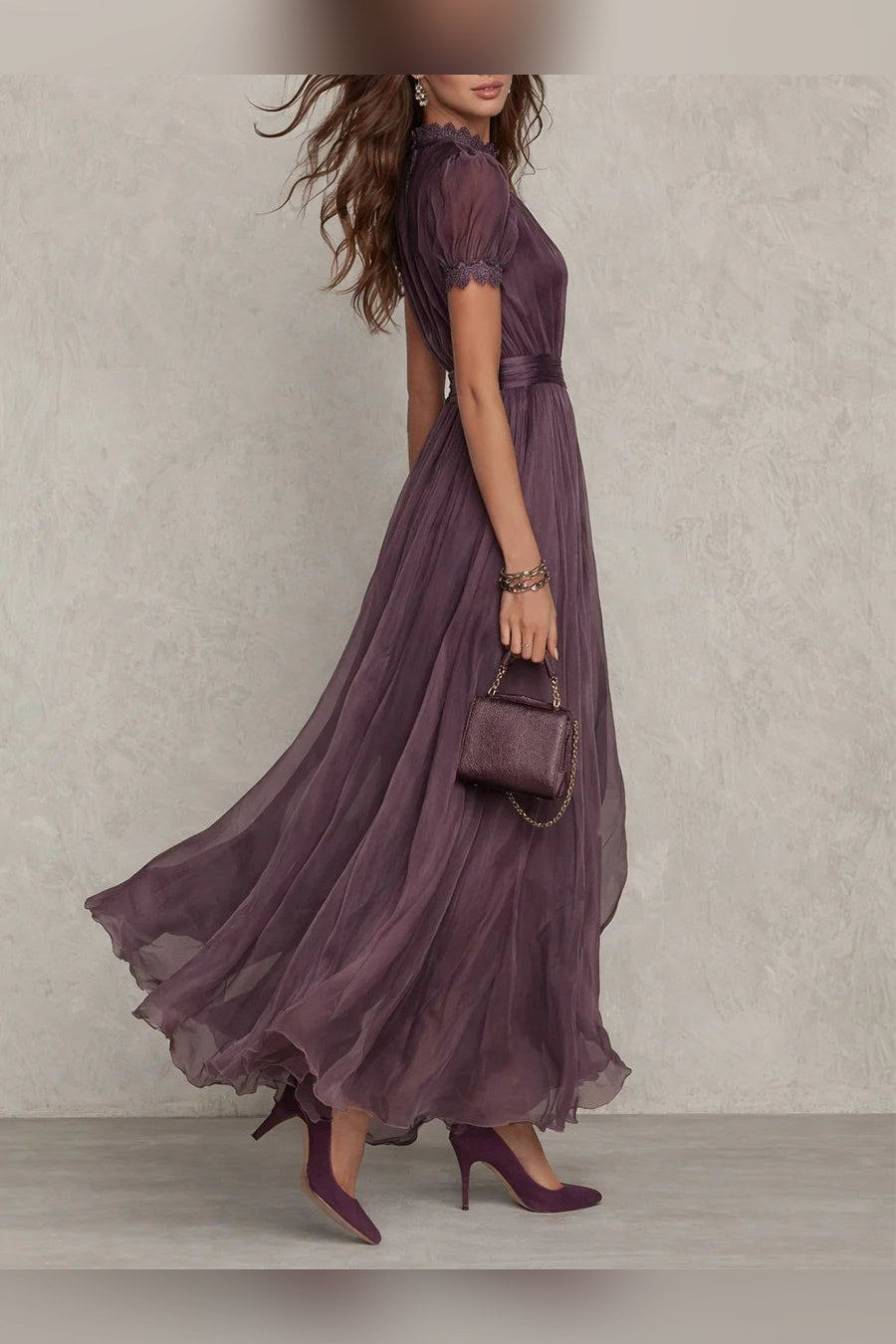 Vestido largo de gasa con encaje en violeta