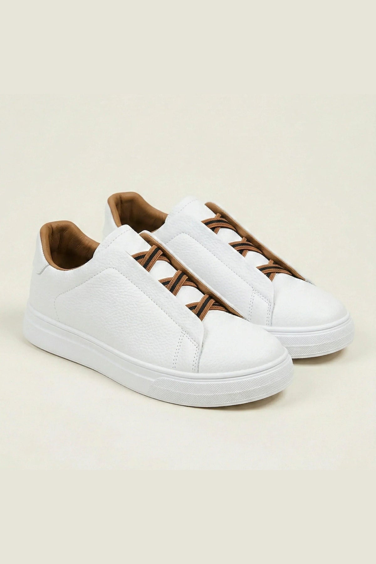 Zapatilla de piel sin cordones en blanco