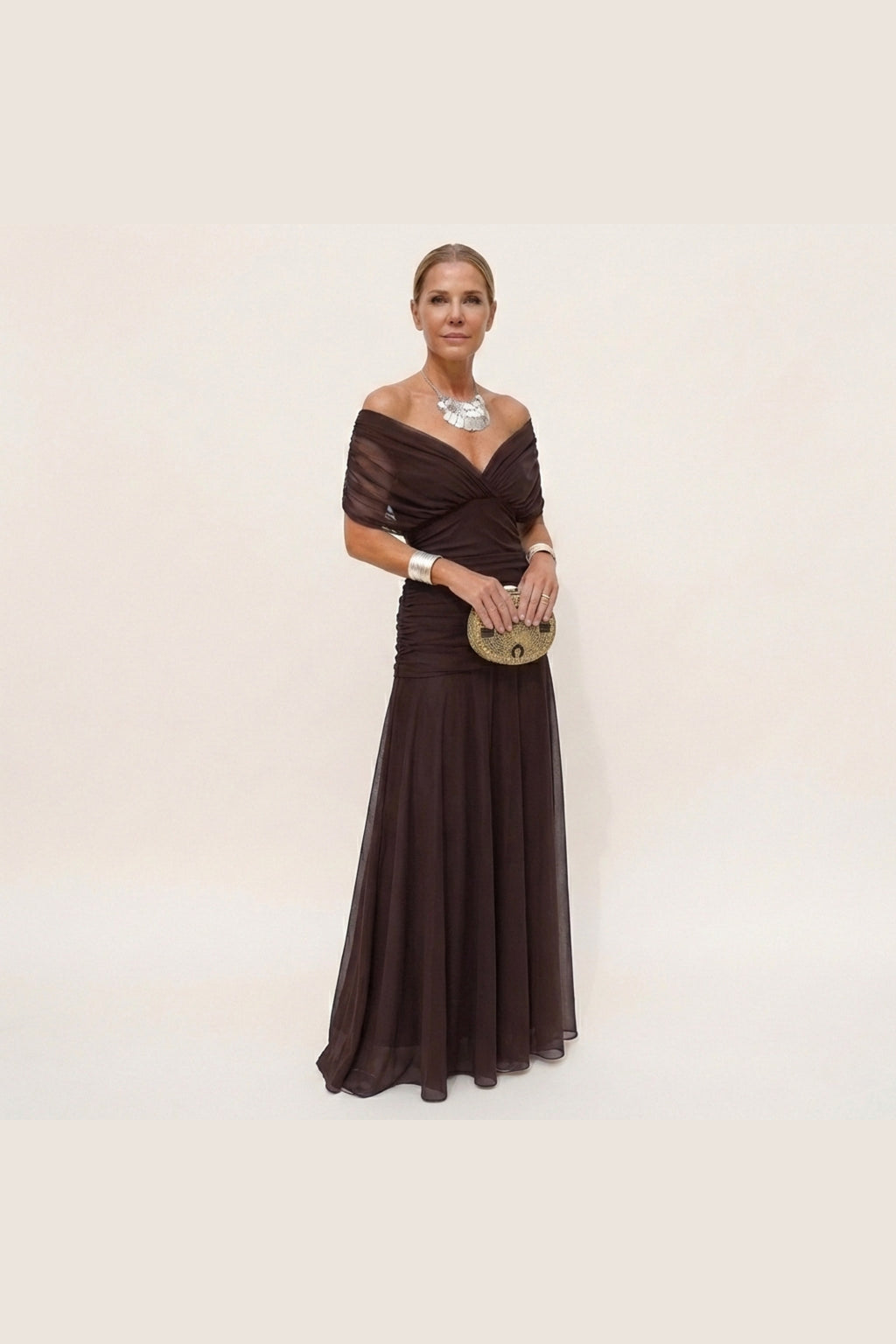 Vestido largo con escote de pico en marrón