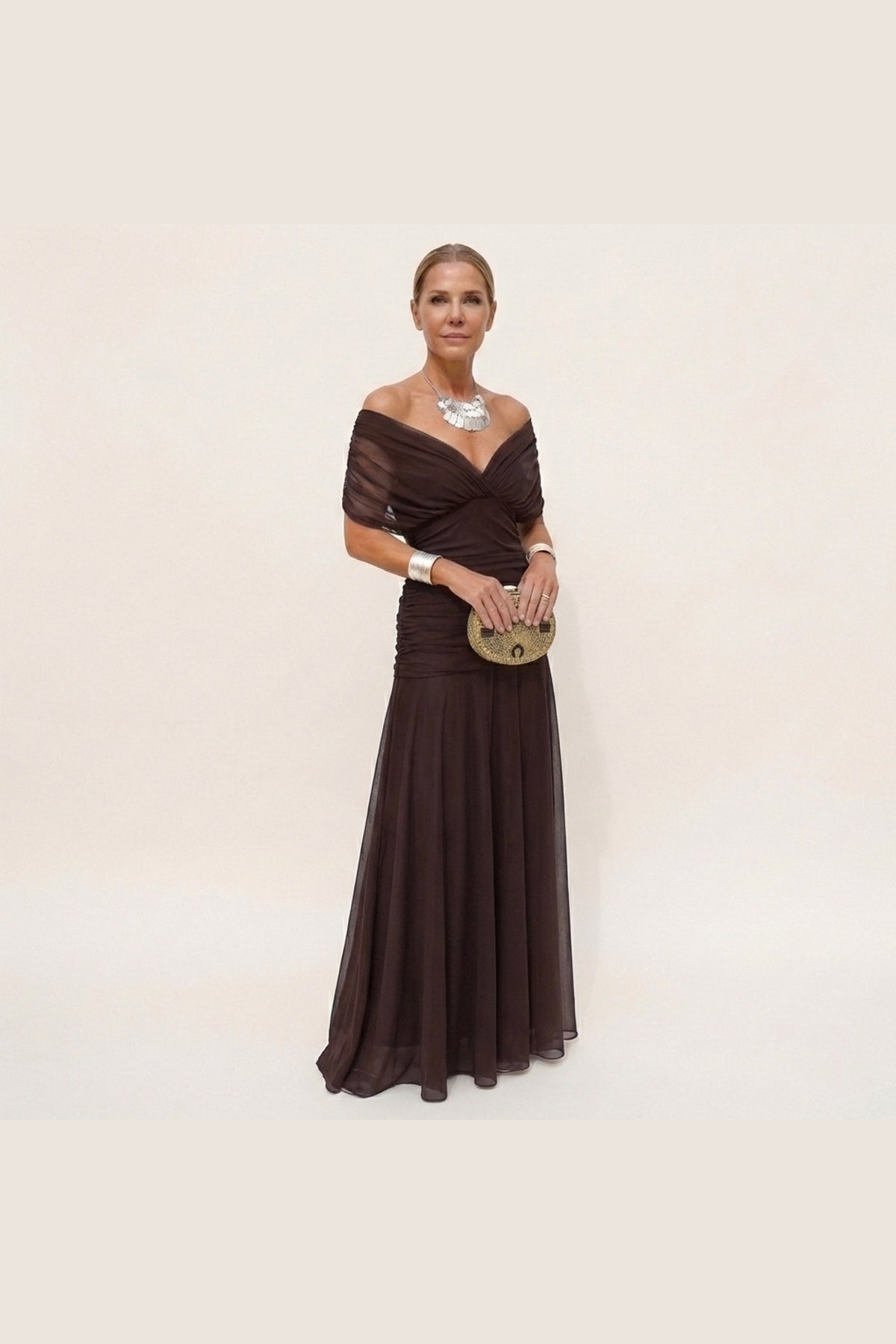Vestido largo con escote de pico en marrón