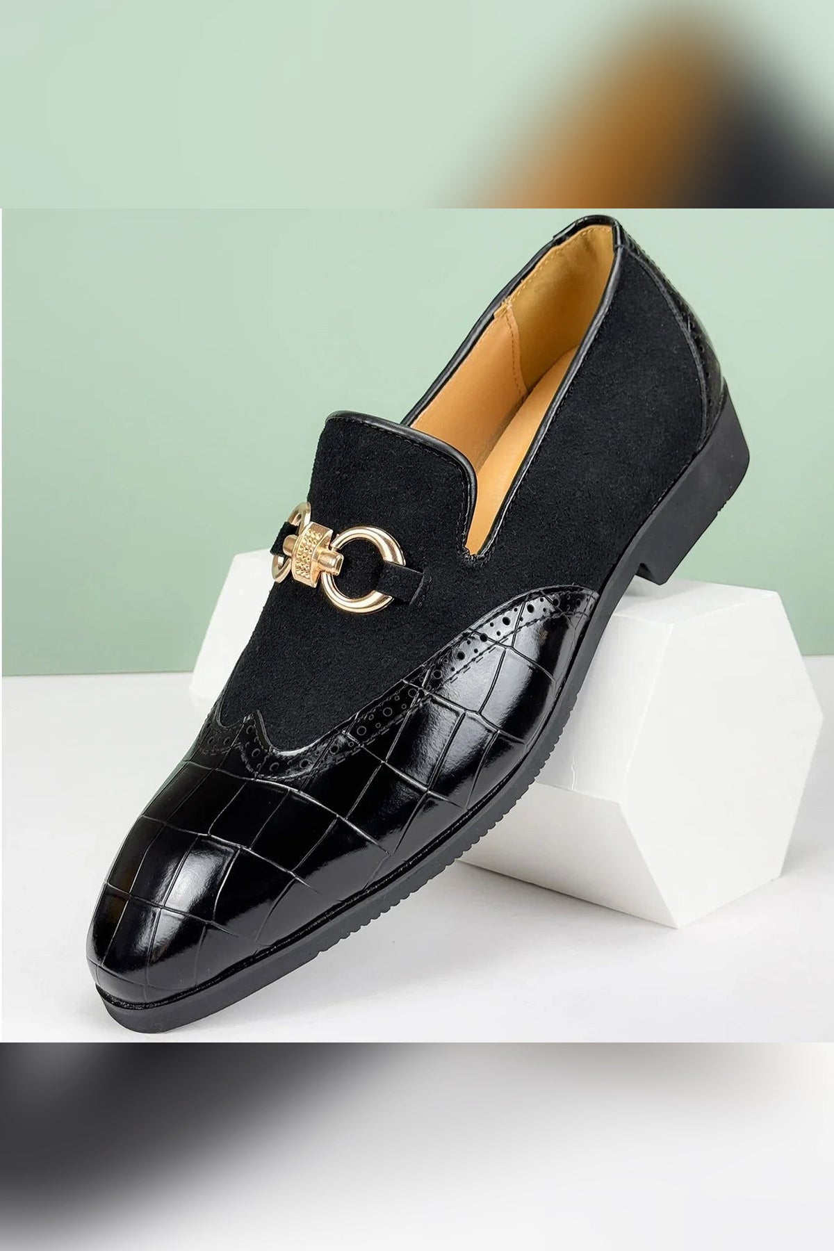 Mocasín de piel y ante con hebilla dorada en negro