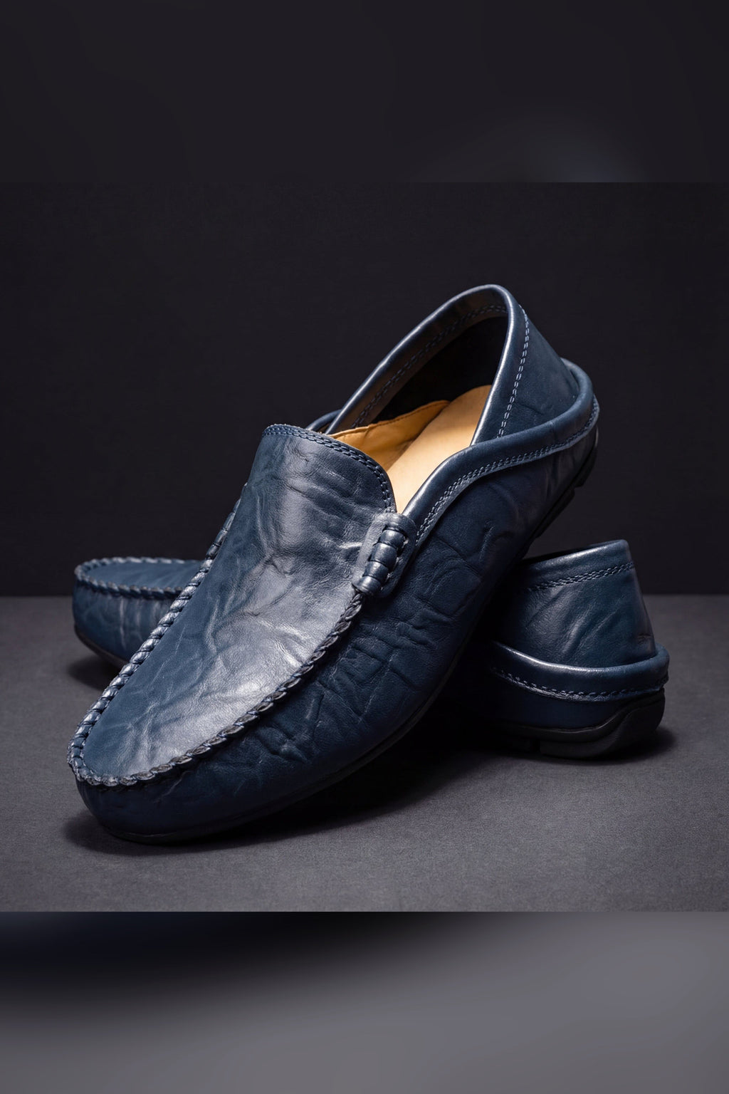 Mocasín de piel artesanal en azul marino