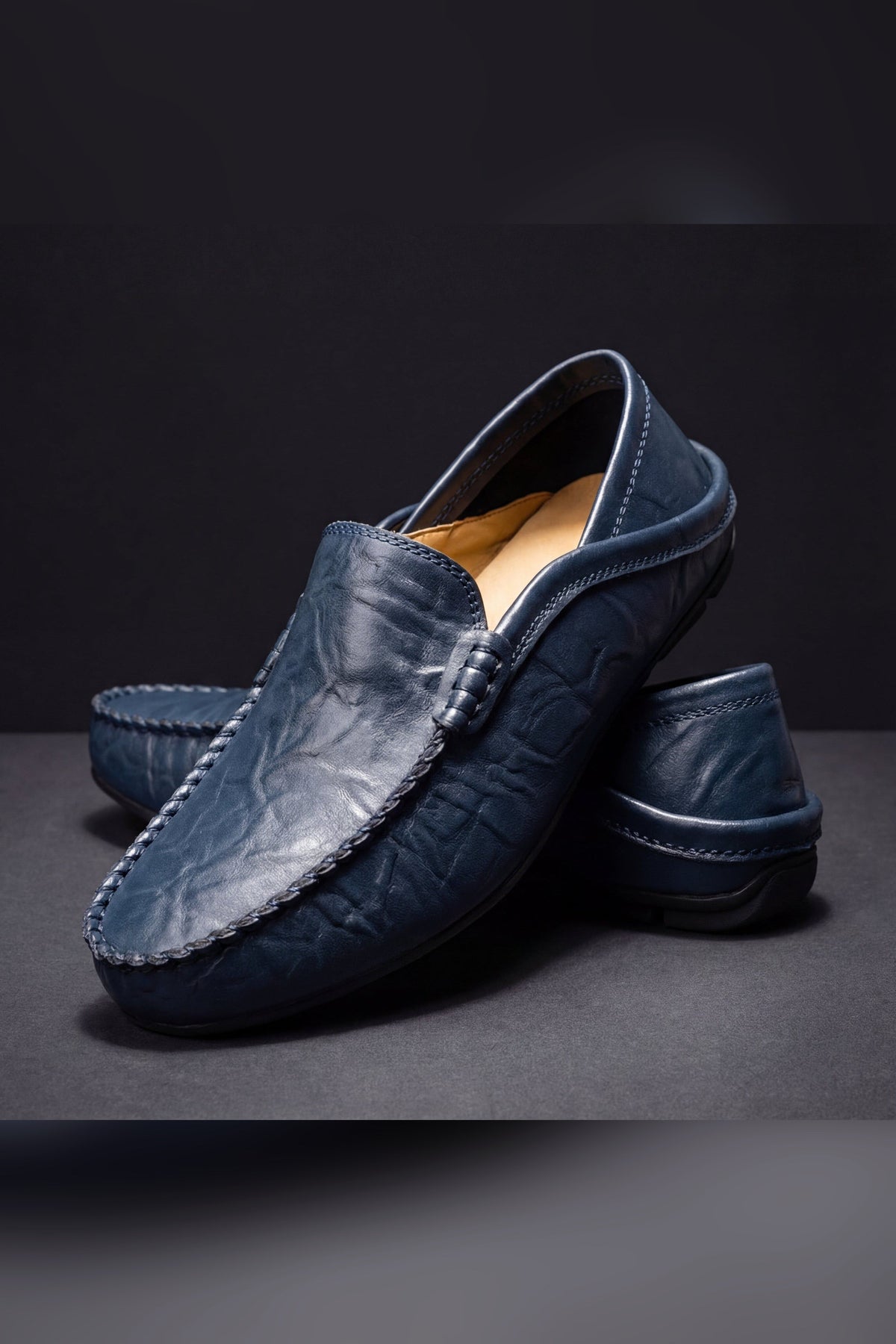 Mocasín de piel artesanal en azul marino
