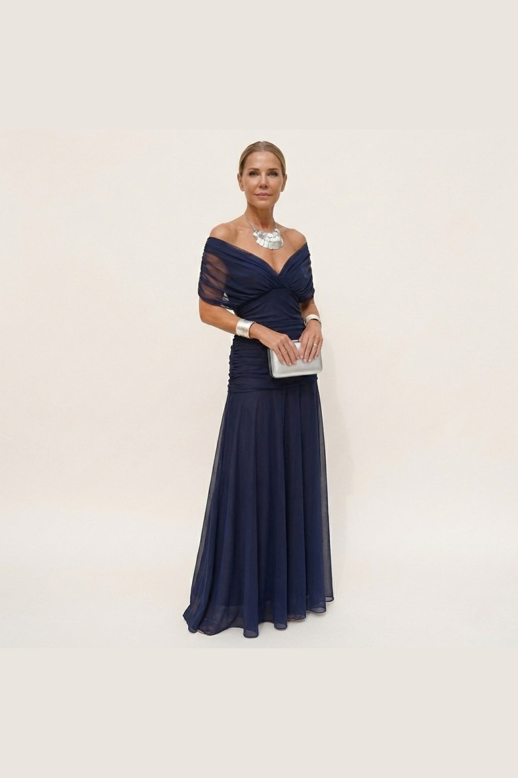 Vestido largo con escote de pico en azul