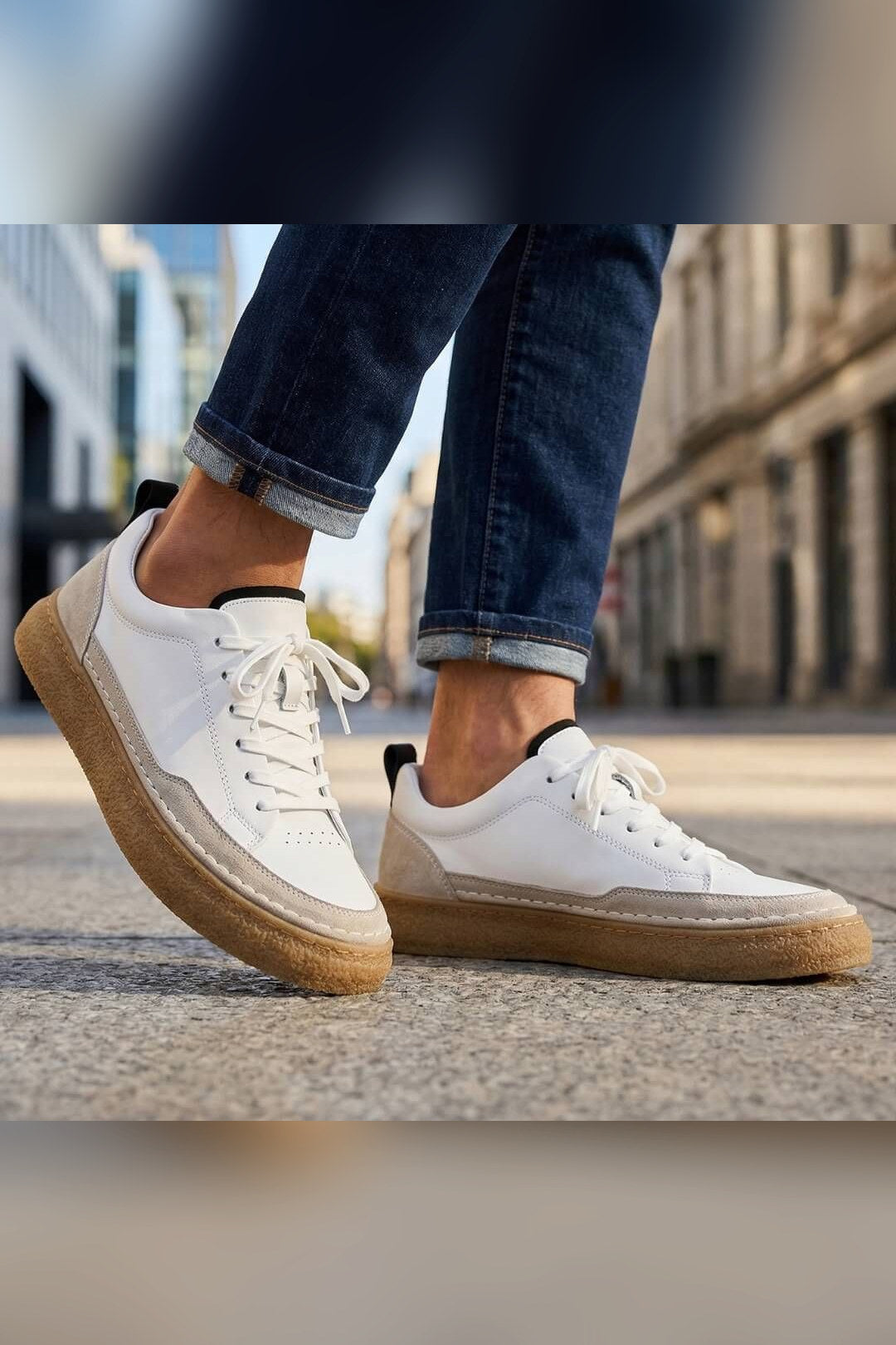 Zapatilla de piel cosida a mano en blanco