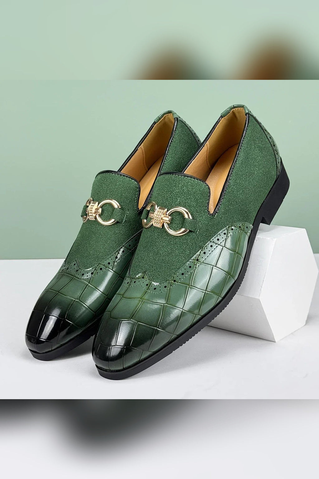 Mocasín de piel y ante con hebilla dorada en verde