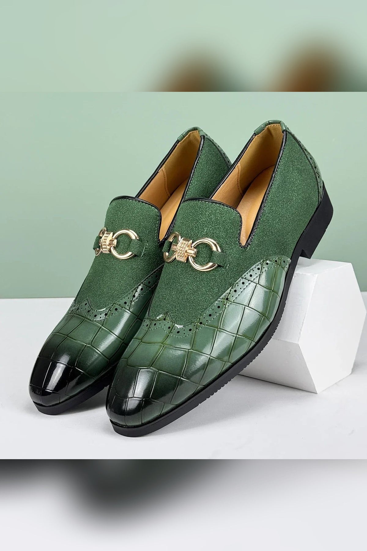 Mocasín de piel y ante con hebilla dorada en verde