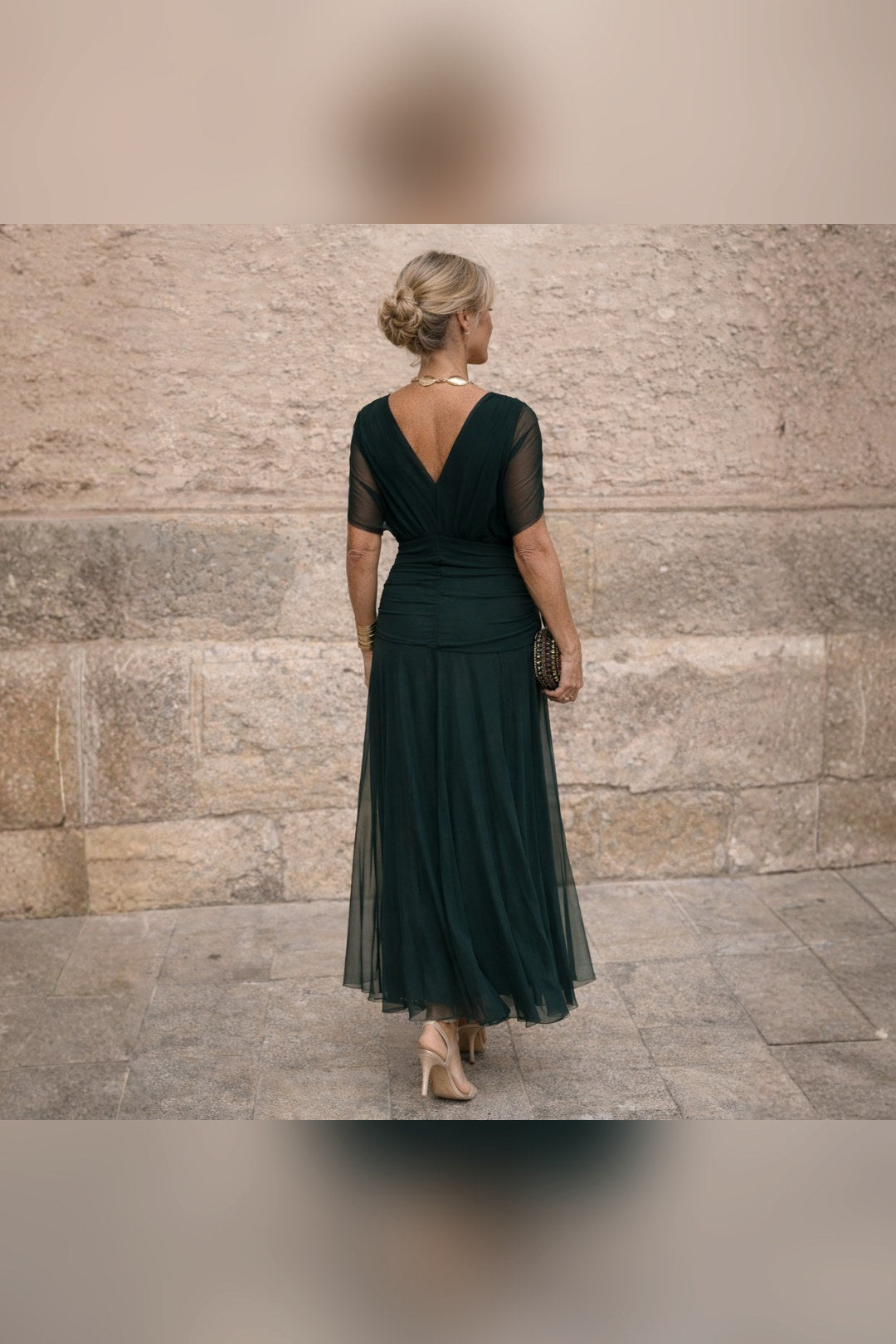 Vestido largo de hombros descubiertos en verde oscuro
