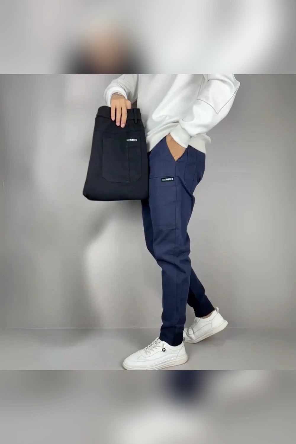 Pantalón cargo elástico en azul