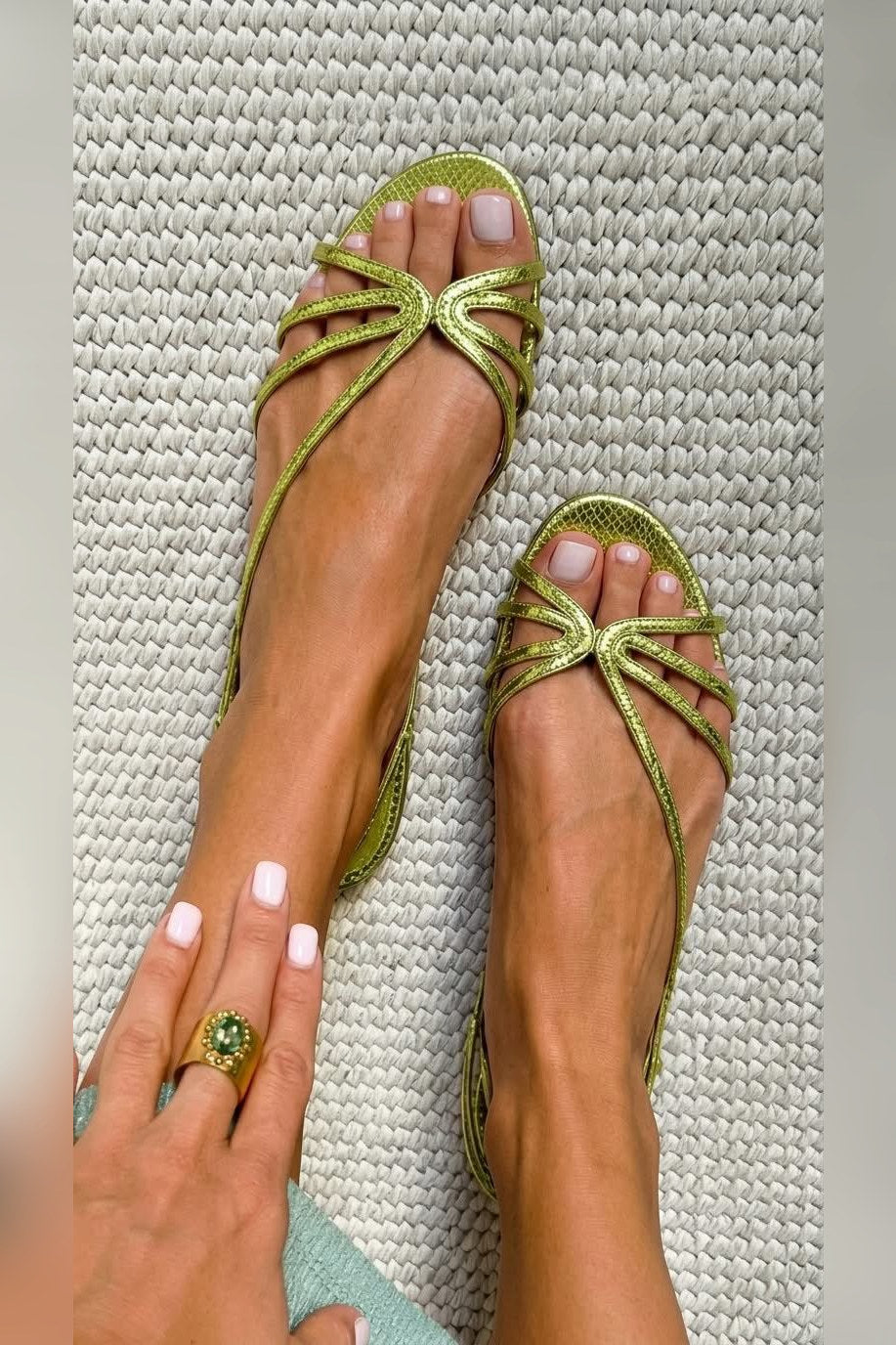 Sandalias de tiras metalizadas en verde