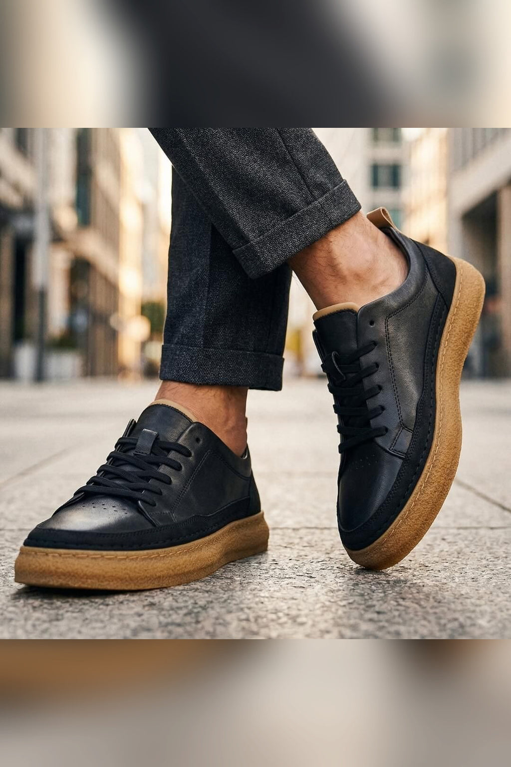 Zapatilla de piel cosida a mano en negro