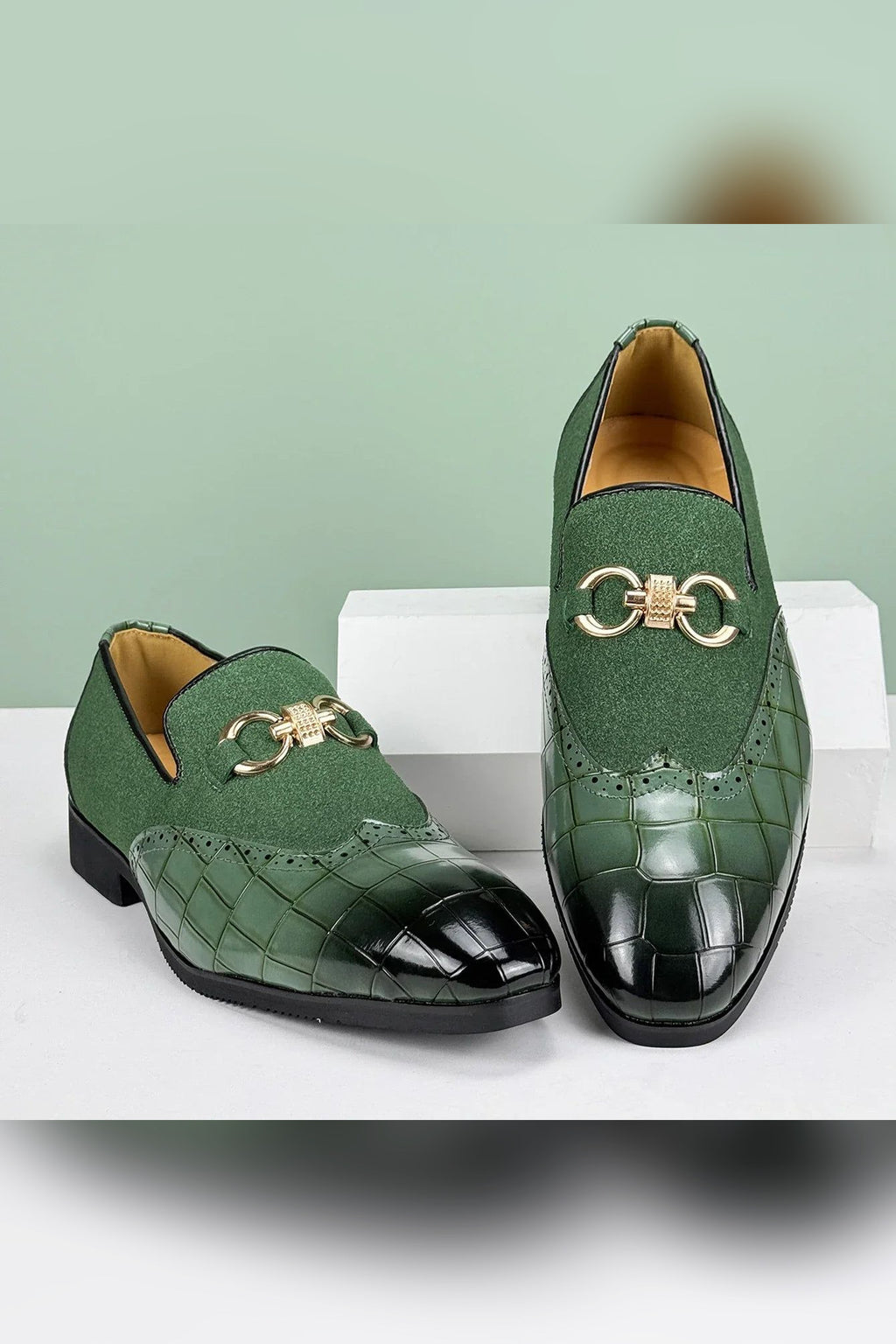 Mocasín de piel y ante con hebilla dorada en verde