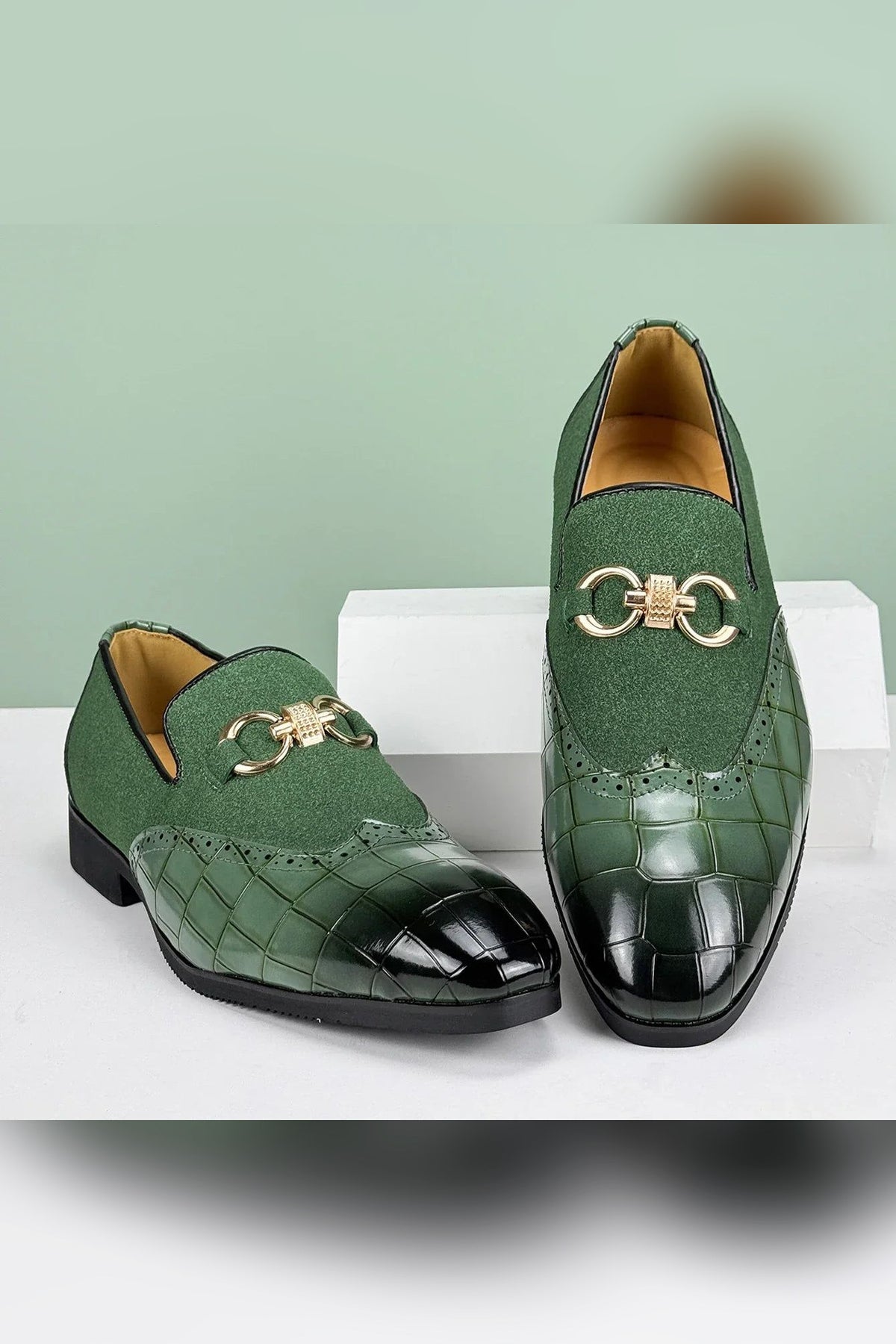 Mocasín de piel y ante con hebilla dorada en verde