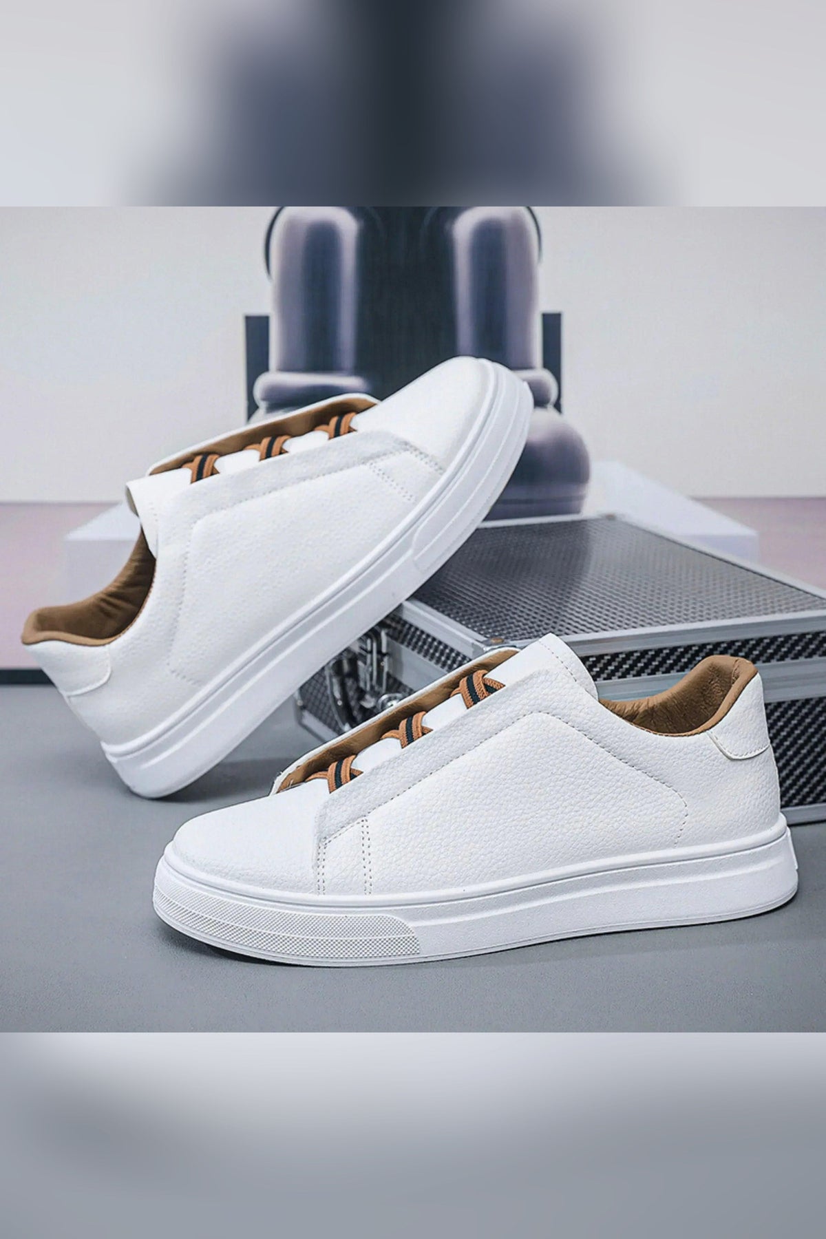 Zapatilla de piel sin cordones en blanco