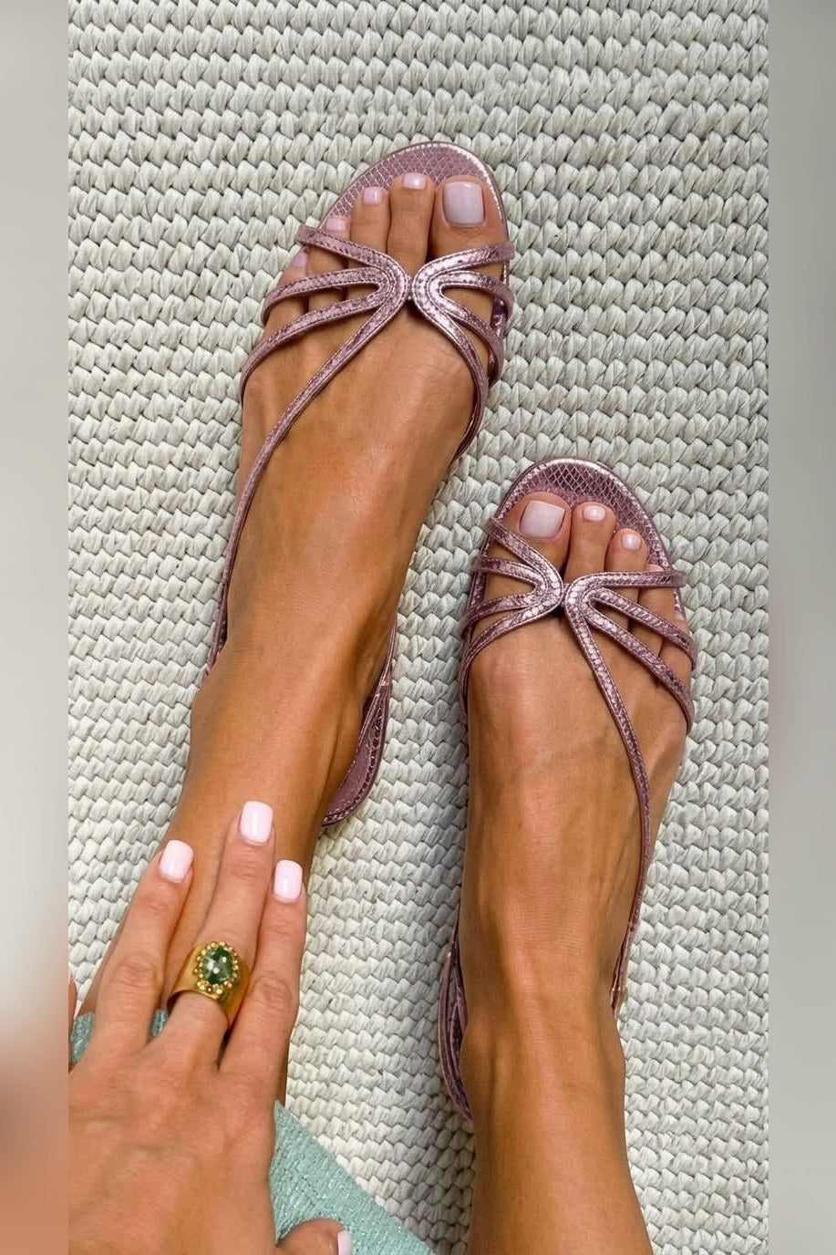 Sandalias de tiras metalizadas en rosa
