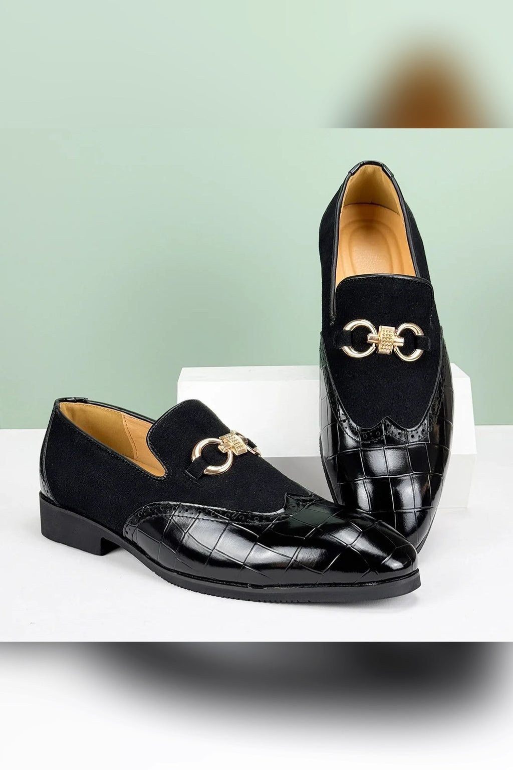 Mocasín de piel y ante con hebilla dorada en negro