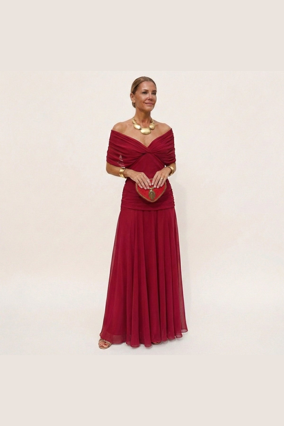Vestido largo con escote de pico en rojo