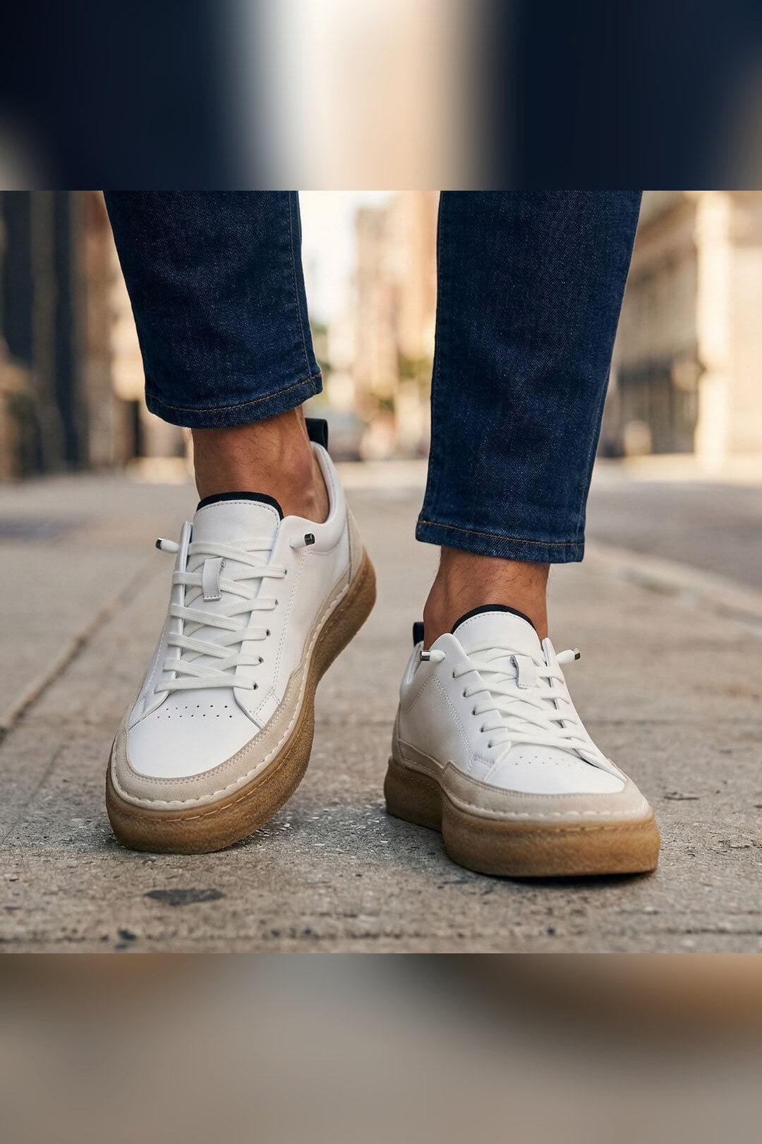 Zapatilla de piel cosida a mano en blanco